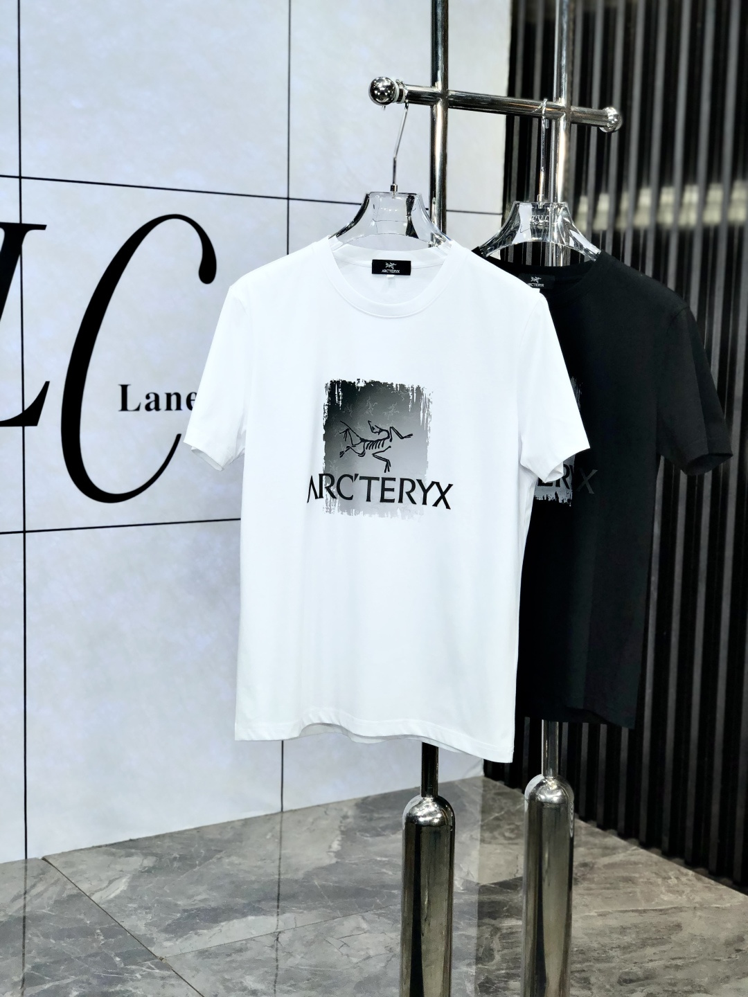 NO:137032,.Archaezoid. Wear 220 catties. 2025 spring and summer new product fashionable short-sleeved high-end custom versatile style!  More practical, anyone can easily control it. It is made of mulberry silk fabric, luxurious and classic brand logo design, 1f is very high-end and those who understand goods must enter!  The style is a slim fit style. It is very exquisite, showing aura and highlighting the exquisiteness of business men. This is the unique feature. The right slim fit, and the upper body effect is very good. 58362# size M-6XLm wear 175/120, arc'teryx, T-shirt, alexander wang19860909.始祖鸟.穿220斤.2025春夏新品时尚短袖高级定制百搭款式！更有实用感 任何人都可以轻松驾驭 采用桑蚕丝面料制作,奢华经典品牌logo设计,1f非常显档次懂货的必须入！版型剪裁属于修身款 非常精致,显气场,又会凸显商务男士的精致,这就是独到之处,恰到好处的修身,上身效果非常赞58362#尺码M-6XLm穿175/120,arc'teryx,T-shirt,alexander wang,Men's clothing