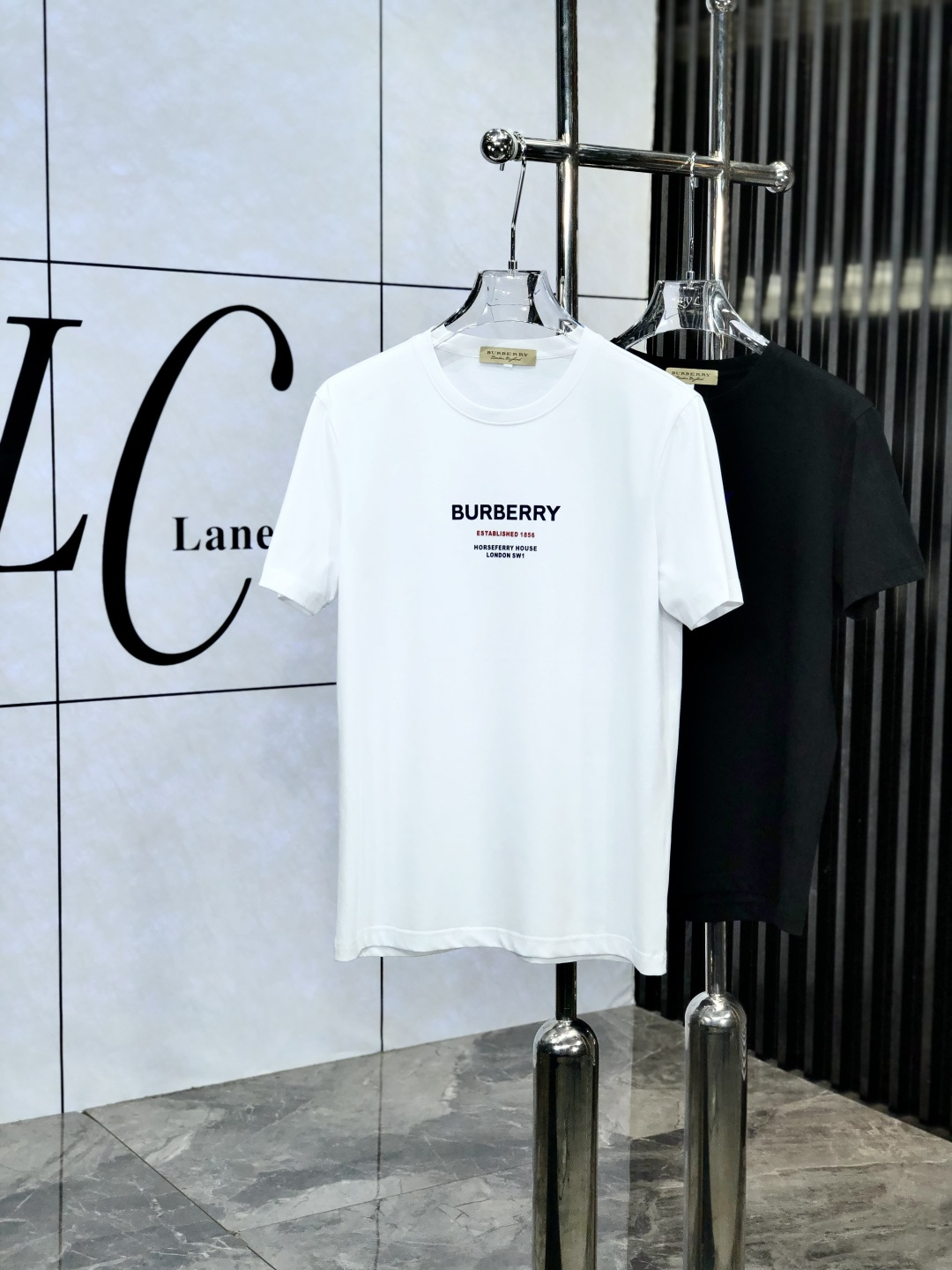 NO:137036,.Burberry. Wear 220 catties. 2025 spring and summer new product fashionable short-sleeved high-end custom versatile style!  More practical, anyone can easily control it. It is made of mulberry silk fabric, luxurious and classic brand logo design, 1f is very high-end and those who understand goods must enter!  The style is a slim fit style. It is very exquisite, showing aura and highlighting the exquisiteness of business men. This is the unique feature. The right slim fit, and the upper body effect is very good. 58362# size M-6XLm wear 175/120, burberry, T-shirt, alexander wang19860909.巴宝莉.穿220斤.2025春夏新品时尚短袖高级定制百搭款式！更有实用感 任何人都可以轻松驾驭 采用桑蚕丝面料制作,奢华经典品牌logo设计,1f非常显档次懂货的必须入！版型剪裁属于修身款 非常精致,显气场,又会凸显商务男士的精致,这就是独到之处,恰到好处的修身,上身效果非常赞58362#尺码M-6XLm穿175/120,,burberry,T-shirt,alexander wang,Men's clothing