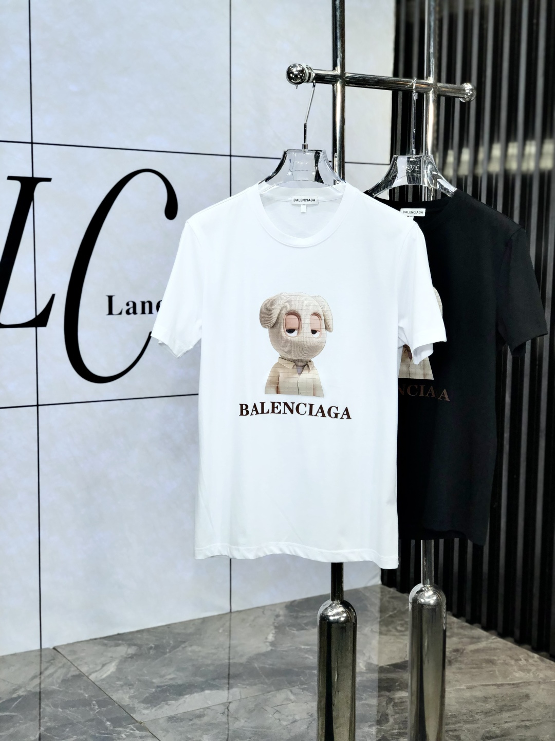 NO:137039,.Balenicaga. Wear 220 catties. 2025 spring and summer new product fashionable short-sleeved high-end custom versatile style!  More practical, anyone can easily control it. It is made of mulberry silk fabric, luxurious and classic brand logo design, 1f is very high-end and those who understand goods must enter!  The style is a slim fit style. It is very exquisite, showing aura and highlighting the exquisiteness of business men. This is the unique feature. The right slim fit, and the upper body effect is very good. 58362# size M-6XLm wear 175/120, balenciaga, T-shirt, alexander wang19860909.巴黎世家.穿220斤.2025春夏新品时尚短袖高级定制百搭款式！更有实用感 任何人都可以轻松驾驭 采用桑蚕丝面料制作,奢华经典品牌logo设计,1f非常显档次懂货的必须入！版型剪裁属于修身款 非常精致,显气场,又会凸显商务男士的精致,这就是独到之处,恰到好处的修身,上身效果非常赞58362#尺码M-6XLm穿175/120,,balenciaga,T-shirt,alexander wang,Men's clothing