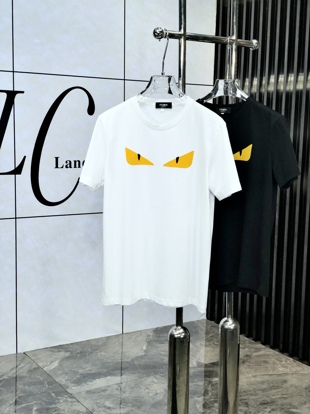 NO:137040,.Fendi. Wear 220 catties. 2025 spring and summer new product fashionable short-sleeved high-end custom versatile style!  More practical, anyone can easily control it. It is made of mulberry silk fabric, luxurious and classic brand logo design, 1f is very high-end and those who understand goods must enter!  The style is a slim fit style. It is very exquisite, showing aura and highlighting the exquisiteness of business men. This is the unique feature. The right slim fit, and the upper body effect is very good. 58362# size M-6XLm wear 175/120, fendi, T-shirt, alexander wang19860909.芬迪.穿220斤.2025春夏新品时尚短袖高级定制百搭款式！更有实用感 任何人都可以轻松驾驭 采用桑蚕丝面料制作,奢华经典品牌logo设计,1f非常显档次懂货的必须入！版型剪裁属于修身款 非常精致,显气场,又会凸显商务男士的精致,这就是独到之处,恰到好处的修身,上身效果非常赞58362#尺码M-6XLm穿175/120,,fendi,T-shirt,alexander wang,Men's clothing