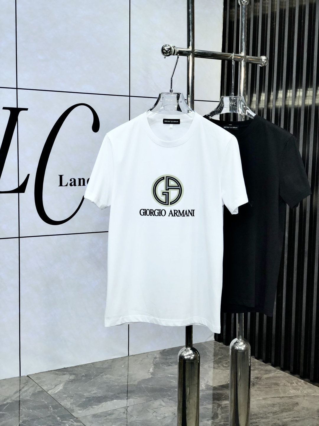 NO:137042,.Amani. Wear 220 catties. 2025 spring and summer new product fashionable short-sleeved high-end custom versatile style!  More practical, anyone can easily control it. It is made of mulberry silk fabric, luxurious and classic brand logo design, 1f is very high-end and those who understand goods must enter!  The style is a slim fit style. It is very exquisite, showing aura and highlighting the exquisiteness of business men. This is the unique feature. The perfect slim fit, and the upper body effect is very good. 58362# size M-6XLm wear 175/120, armani, T-shirt, alexander wang19860909.阿玛尼.穿220斤.2025春夏新品时尚短袖高级定制百搭款式！更有实用感 任何人都可以轻松驾驭 采用桑蚕丝面料制作,奢华经典品牌logo设计,1f非常显档次懂货的必须入！版型剪裁属于修身款 非常精致,显气场,又会凸显商务男士的精致,这就是独到之处,恰到好处的修身,上身效果非常赞58362#尺码M-6XLm穿175/120,,armani,T-shirt,alexander wang,Men's clothing