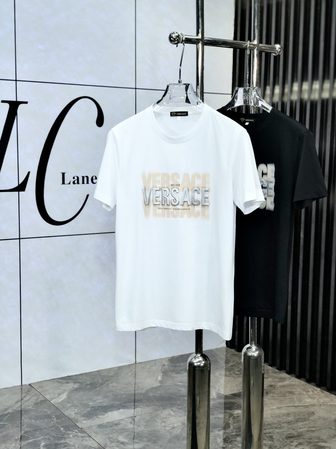 NO:137045,.Versace. Wear 220 catties. 2025 spring and summer new product fashionable short-sleeved high-end custom versatile style!  More practical, anyone can easily control it. It is made of mulberry silk fabric, luxurious and classic brand logo design, 1f is very high-end and those who understand goods must enter!  The style is a slim fit style. It is very exquisite, showing aura and highlighting the exquisiteness of business men. This is the unique feature. The right slim fit, and the upper body effect is very good. 58362# size M-6XLm wear 175/120, versace, T-shirt, alexander wang19860909.范思哲.穿220斤.2025春夏新品时尚短袖高级定制百搭款式！更有实用感 任何人都可以轻松驾驭 采用桑蚕丝面料制作,奢华经典品牌logo设计,1f非常显档次懂货的必须入！版型剪裁属于修身款 非常精致,显气场,又会凸显商务男士的精致,这就是独到之处,恰到好处的修身,上身效果非常赞58362#尺码M-6XLm穿175/120,,versace,T-shirt,alexander wang,Men's clothing