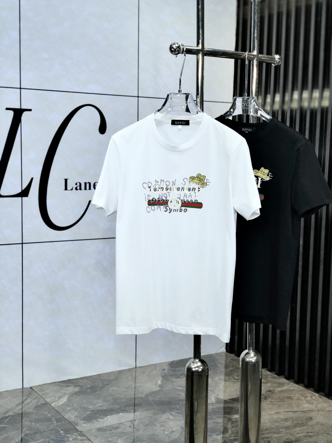 NO:137048,.Gucci. Wear 220 catties. 2025 spring and summer new product fashionable short-sleeved high-end custom versatile style!  More practical, anyone can easily control it. It is made of mulberry silk fabric, luxurious and classic brand logo design, 1f is very high-end and those who understand goods must enter!  The style is a slim fit style. It is very exquisite, showing aura and highlighting the exquisiteness of business men. This is the unique feature. The right slim fit, and the upper body effect is very good. 58362# size M-6XLm wear 175/120, gucci, T-shirt, alexander wang19860909.Gucci.穿220斤.2025春夏新品时尚短袖高级定制百搭款式！更有实用感 任何人都可以轻松驾驭 采用桑蚕丝面料制作,奢华经典品牌logo设计,1f非常显档次懂货的必须入！版型剪裁属于修身款 非常精致,显气场,又会凸显商务男士的精致,这就是独到之处,恰到好处的修身,上身效果非常赞58362#尺码M-6XLm穿175/120,,gucci,T-shirt,alexander wang,Men's clothing