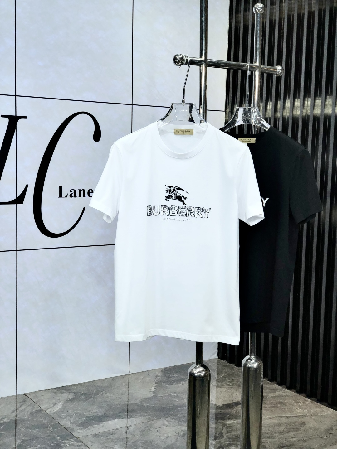 NO:137050,.Burberry. Wear 220 catties. 2025 spring and summer new product fashionable short-sleeved high-end custom versatile style!  More practical, anyone can easily control it. It is made of mulberry silk fabric, luxurious and classic brand logo design, 1f is very high-end and those who understand goods must enter!  The style is a slim fit style. It is very exquisite, showing aura and highlighting the exquisiteness of business men. This is the unique feature. The right slim fit, and the upper body effect is very good. 58362# size M-6XLm wear 175/120, burberry, T-shirt, alexander wang19860909.巴宝莉.穿220斤.2025春夏新品时尚短袖高级定制百搭款式！更有实用感 任何人都可以轻松驾驭 采用桑蚕丝面料制作,奢华经典品牌logo设计,1f非常显档次懂货的必须入！版型剪裁属于修身款 非常精致,显气场,又会凸显商务男士的精致,这就是独到之处,恰到好处的修身,上身效果非常赞58362#尺码M-6XLm穿175/120,,burberry,T-shirt,alexander wang,Men's clothing