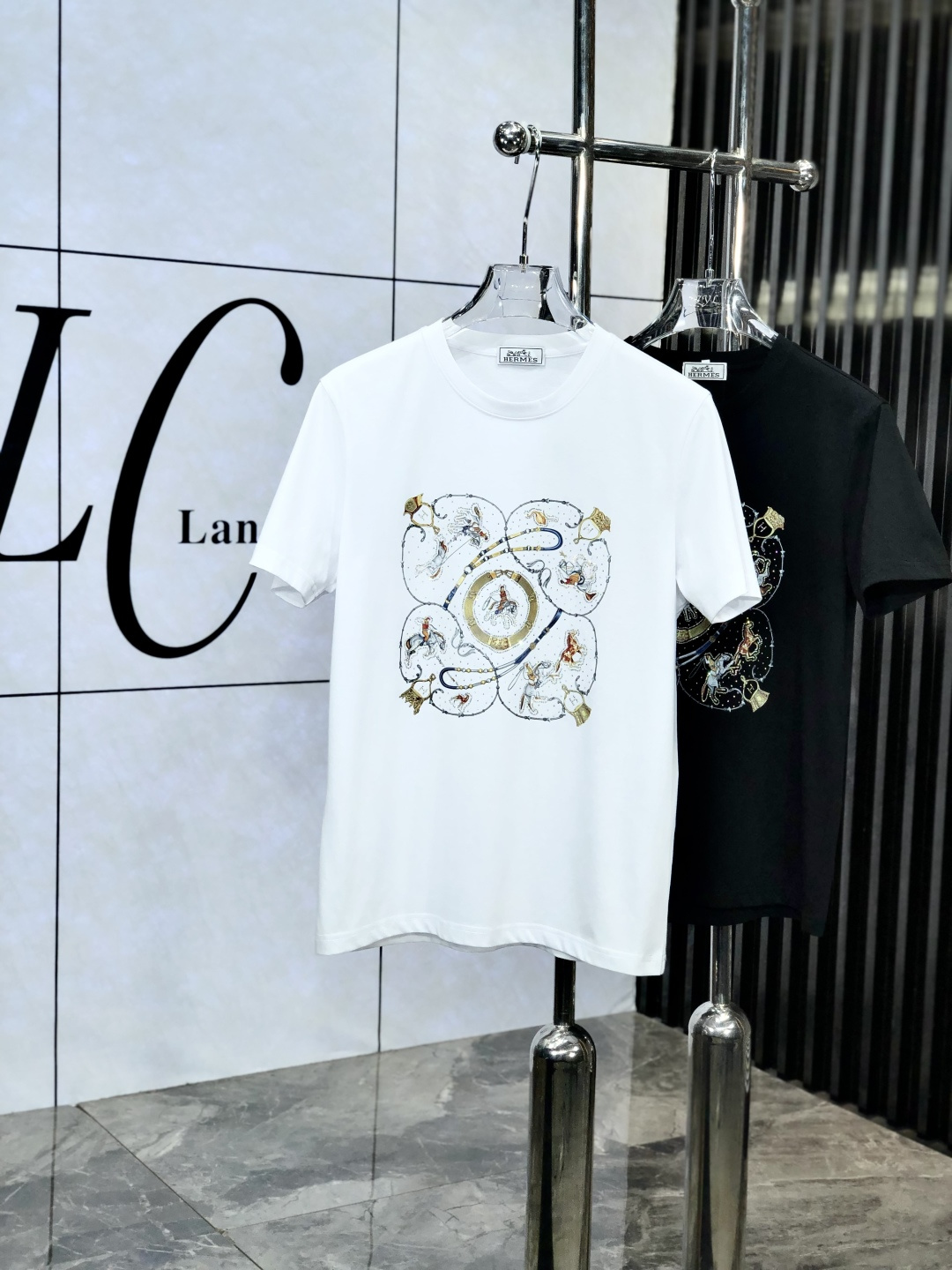 NO:137053,.Hermes. Wear 220 catties. 2025 spring and summer new product fashionable short-sleeved high-end custom versatile style!  More practical, anyone can easily control it. It is made of mulberry silk fabric, luxurious and classic brand logo design, 1f is very high-end and those who understand goods must enter!  The style is a slim fit style. It is very exquisite, showing aura and highlighting the exquisiteness of business men. This is the unique feature. The right slim fit, and the upper body effect is very good. 58362# size M-6XLm wear 175/120, hermes, T-shirt, alexander wang19860909.爱马仕.穿220斤.2025春夏新品时尚短袖高级定制百搭款式！更有实用感 任何人都可以轻松驾驭 采用桑蚕丝面料制作,奢华经典品牌logo设计,1f非常显档次懂货的必须入！版型剪裁属于修身款 非常精致,显气场,又会凸显商务男士的精致,这就是独到之处,恰到好处的修身,上身效果非常赞58362#尺码M-6XLm穿175/120,,hermes,T-shirt,alexander wang,Men's clothing