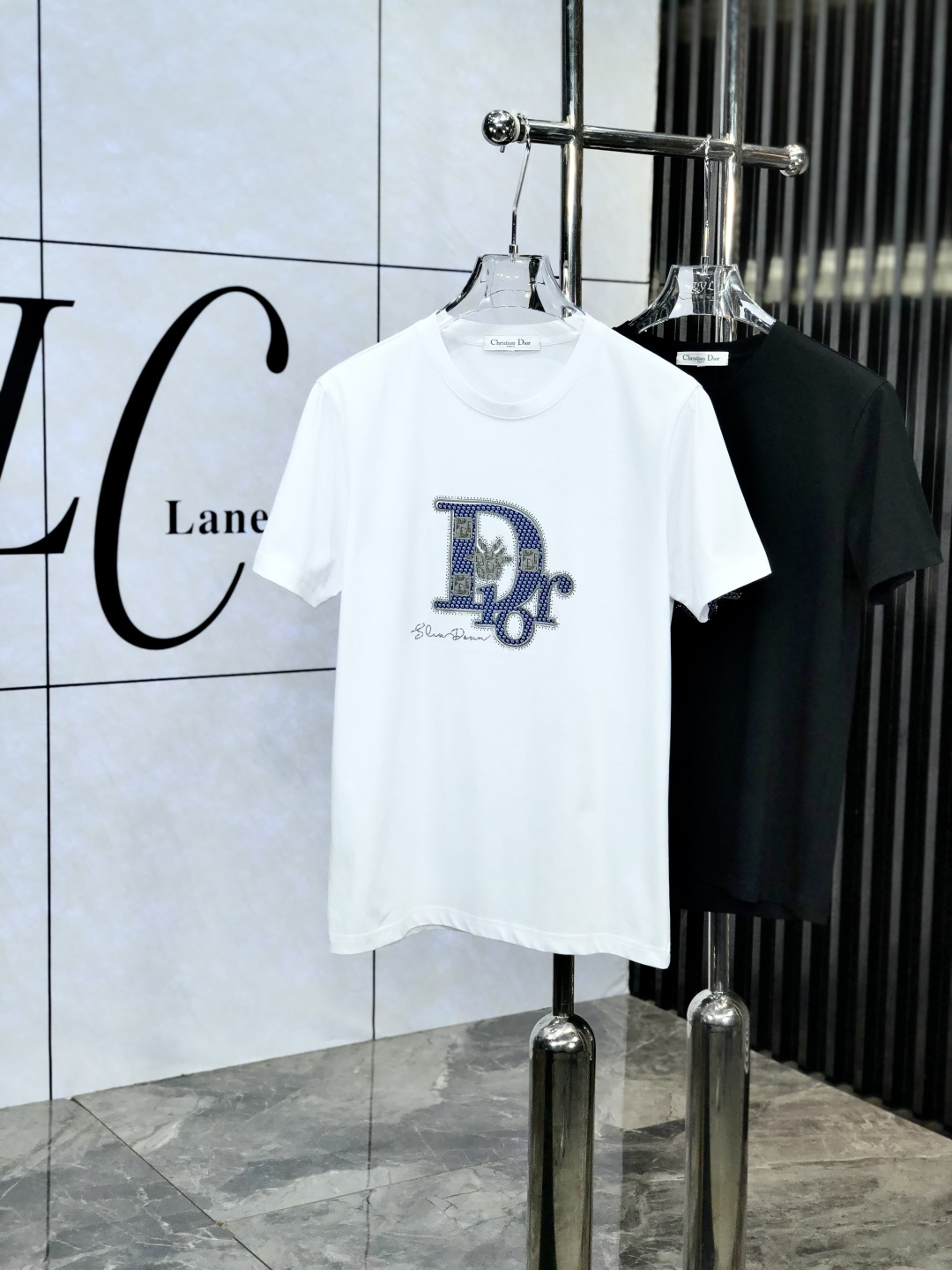 NO:137056,.Dior. Wear 220 catties. 2025 spring and summer new product fashionable short-sleeved high-end custom versatile style!  More practical, anyone can easily control it. It is made of mulberry silk fabric, luxurious and classic brand logo design, 1f is very high-end and those who understand goods must enter!  The style is a slim fit style. It is very exquisite, showing aura and highlighting the exquisiteness of business men. This is the unique feature. The right slim fit, and the upper body effect is very good. 58362# size M-6XLm wear 175/120, dior, T-shirt, alexander wang19860909.Dior .穿220斤.2025春夏新品时尚短袖高级定制百搭款式！更有实用感 任何人都可以轻松驾驭 采用桑蚕丝面料制作,奢华经典品牌logo设计,1f非常显档次懂货的必须入！版型剪裁属于修身款 非常精致,显气场,又会凸显商务男士的精致,这就是独到之处,恰到好处的修身,上身效果非常赞58362#尺码M-6XLm穿175/120,,dior,T-shirt,alexander wang,Men's clothing