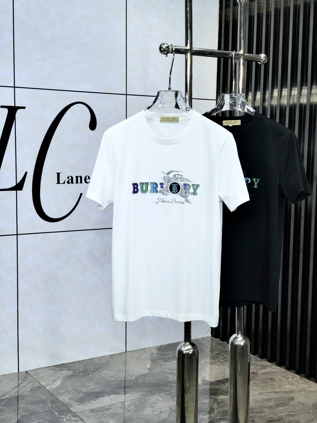 NO:137058,.Burberry. Wear 220 catties. 2025 spring and summer new product fashionable short-sleeved high-end custom versatile style!  More practical, anyone can easily control it. It is made of mulberry silk fabric, luxurious and classic brand logo design, 1f is very high-end and those who understand goods must enter!  The style is a slim fit style. It is very exquisite, showing aura and highlighting the exquisiteness of business men. This is the unique feature. The right slim fit, and the upper body effect is very good. 58362# size M-6XLm wear 175/120, burberry, T-shirt, alexander wang19860909.巴宝莉.穿220斤.2025春夏新品时尚短袖高级定制百搭款式！更有实用感 任何人都可以轻松驾驭 采用桑蚕丝面料制作,奢华经典品牌logo设计,1f非常显档次懂货的必须入！版型剪裁属于修身款 非常精致,显气场,又会凸显商务男士的精致,这就是独到之处,恰到好处的修身,上身效果非常赞58362#尺码M-6XLm穿175/120,,burberry,T-shirt,alexander wang,Men's clothing