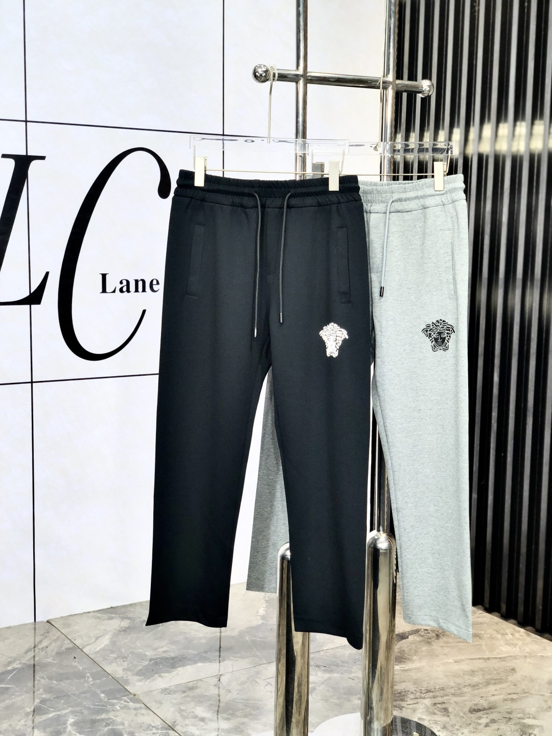 NO:138959,.Versey. Top products 2025 spring and summer new casual pants!  Brand classic LOGO casual pants, customized fabric, excellent comfort, strong touch with w hand. Very high recognition, 6 perfect quality craftsmanship. Size m-3xL.m wear 28.29, versace, alexander wang19860909.范思哲.顶级货品 2025春夏新款休闲裤！品牌经典LOGO休闲裤 ,定制面料,舒适度极好,w手触感强烈.辨识度极高,6完美品相工艺.尺码m-3xL.m穿28.29,,versace,alexander wang,Men's clothing