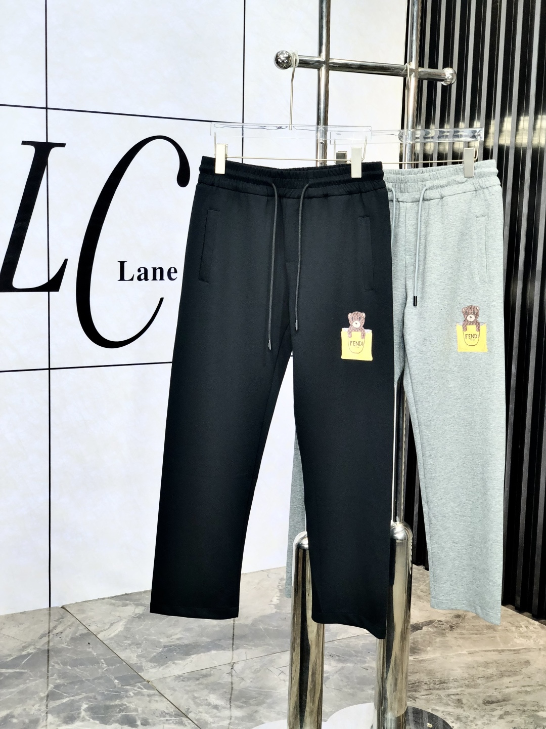 NO:138961,.Fendi. Top products 2025 spring and summer new casual pants!  Brand classic LOGO casual pants, customized fabric, excellent comfort, strong touch with w hand. Very high recognition, 6 perfect quality craftsmanship. Size m-3xL.m wear 28.29, fendi, alexander wang19860909.芬迪.顶级货品 2025春夏新款休闲裤！品牌经典LOGO休闲裤 ,定制面料,舒适度极好,w手触感强烈.辨识度极高,6完美品相工艺.尺码m-3xL.m穿28.29,,fendi,alexander wang,Men's clothing