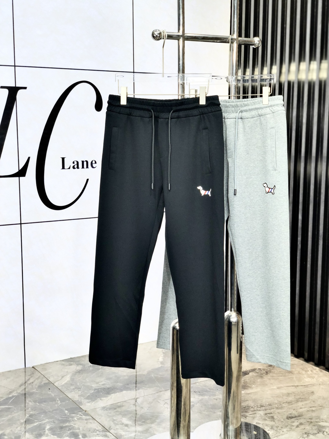 NO:138963,.TB. Top products 2025 spring and summer new casual pants!  Brand classic LOGO casual pants, customized fabric, excellent comfort, strong touch with w hand. Very high recognition, 6 perfect quality craftsmanship. Size m-3xL.m wear 28.29, alexander wang19860909.TB.顶级货品 2025春夏新款休闲裤！品牌经典LOGO休闲裤 ,定制面料,舒适度极好,w手触感强烈.辨识度极高,6完美品相工艺.尺码m-3xL.m穿28.29,,alexander wang,Men's clothing