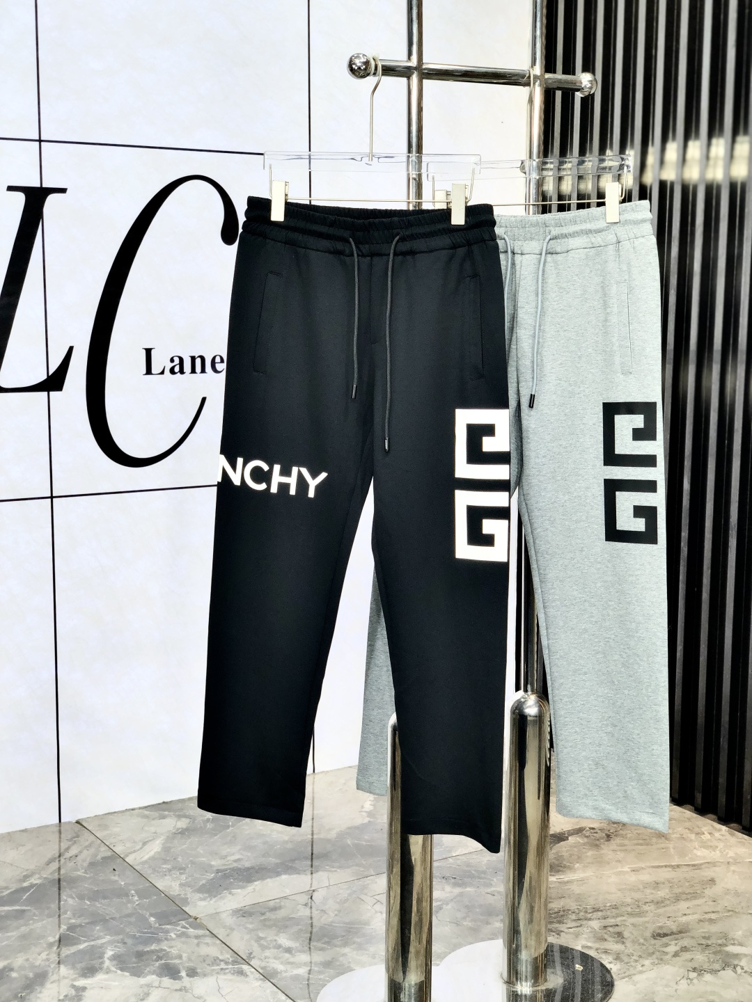 NO:138972,.Givenchy. Top-notch products 2025 spring and summer new casual pants!  Brand classic LOGO casual pants, customized fabric, excellent comfort, strong touch with w hand. Very high recognition, 6 perfect quality craftsmanship. Size m-3xL.m wear 28.29, given, alexander wang19860909.纪梵希.顶级货品 2025春夏新款休闲裤！品牌经典LOGO休闲裤 ,定制面料,舒适度极好,w手触感强烈.辨识度极高,6完美品相工艺.尺码m-3xL.m穿28.29,,givenchy,alexander wang,Men's clothing