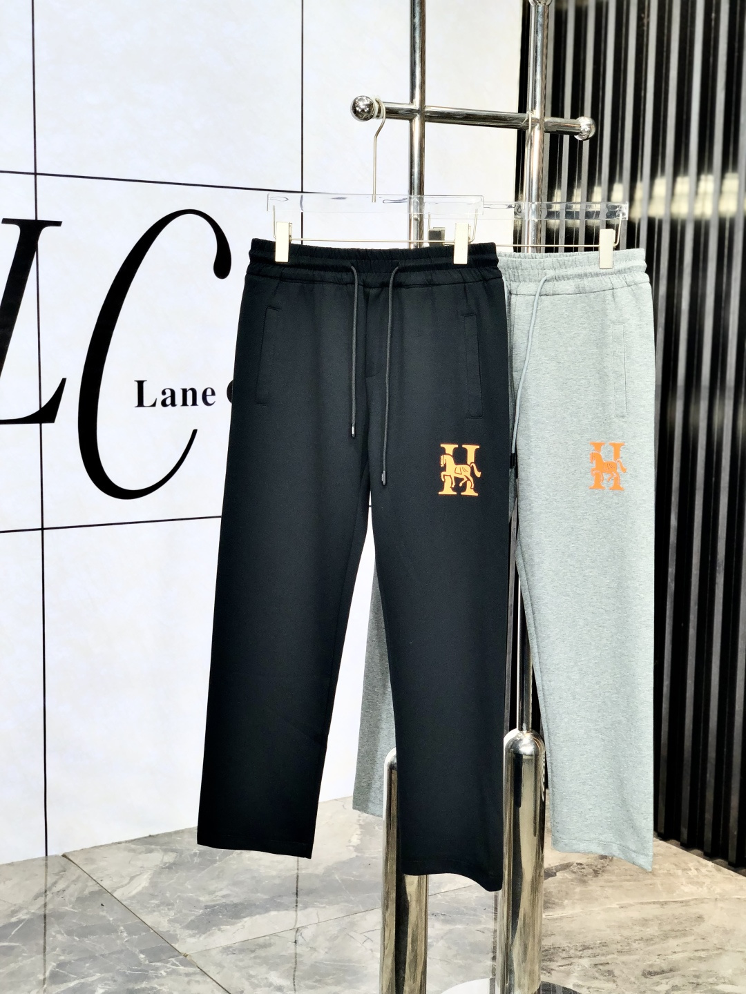 NO:138956,.Hermes. Top products 2025 spring and summer new casual pants!  Brand classic LOGO casual pants, customized fabric, excellent comfort, strong touch with w hand. Very high recognition, 6 perfect quality craftsmanship. Size m-3xL.m wear 28.29, hermes, alexander wang19860909.爱马仕.顶级货品 2025春夏新款休闲裤！品牌经典LOGO休闲裤 ,定制面料,舒适度极好,w手触感强烈.辨识度极高,6完美品相工艺.尺码m-3xL.m穿28.29,,hermes,alexander wang,Men's clothing