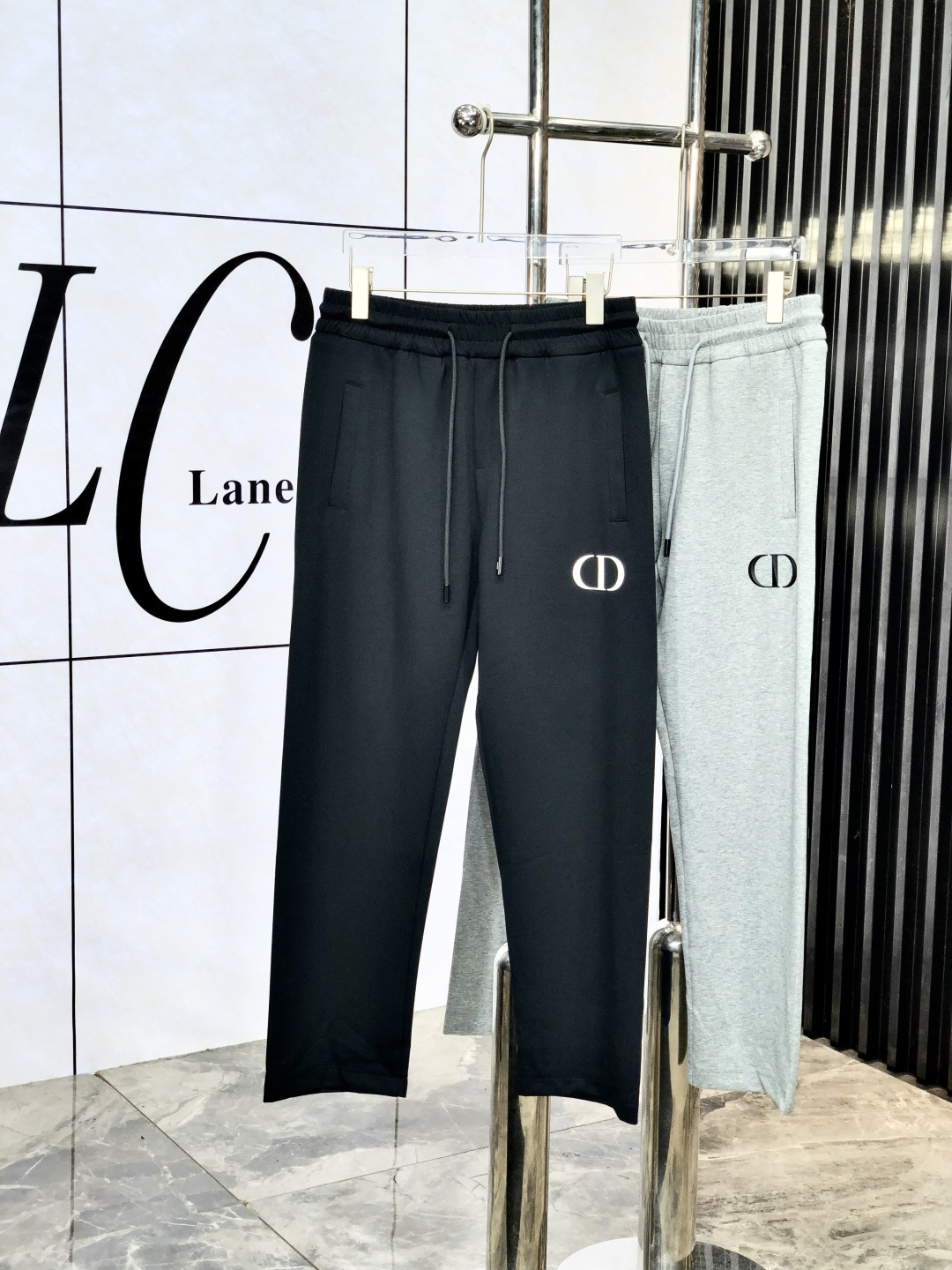 NO:138957,.Dior. Top-grade products 2025 spring and summer new casual pants!  Brand classic LOGO casual pants, customized fabric, excellent comfort, strong touch with w hand. Very high recognition, 6 perfect quality craftsmanship. Size m-3xL.m wear 28.29, dior, alexander wang19860909.Dior.顶级货品 2025春夏新款休闲裤！品牌经典LOGO休闲裤 ,定制面料,舒适度极好,w手触感强烈.辨识度极高,6完美品相工艺.尺码m-3xL.m穿28.29,,dior,alexander wang,Men's clothing