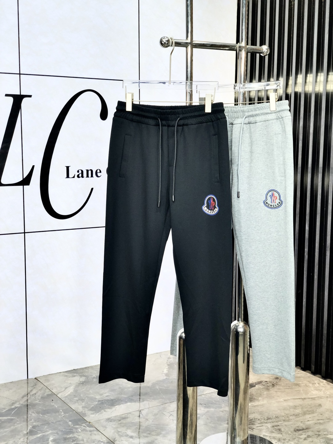 NO:138958,.Covered. Top-grade products 2025 spring and summer new casual pants!  Brand classic LOGO casual pants, customized fabric, excellent comfort, strong touch with w hand. Very high recognition, 6 perfect quality craftsmanship. Size m-3xL.m wear 28.29, Moncler, alexander wang19860909.蒙口.顶级货品 2025春夏新款休闲裤！品牌经典LOGO休闲裤 ,定制面料,舒适度极好,w手触感强烈.辨识度极高,6完美品相工艺.尺码m-3xL.m穿28.29,,Moncler,alexander wang,Men's clothing