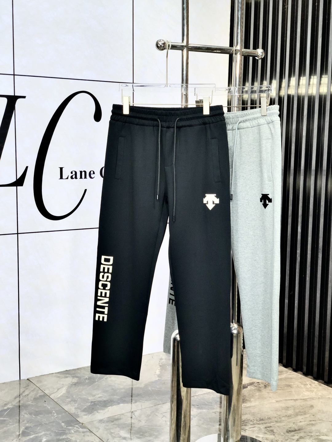 NO:138960,.Disante. Top-notch products 2025 spring and summer new casual pants!  Brand classic LOGO casual pants, customized fabric, excellent comfort, strong touch with w hand. Very high recognition, 6 perfect quality craftsmanship. Size m-3xL.m wear 28.29, alexander wang19860909.迪桑特.顶级货品 2025春夏新款休闲裤！品牌经典LOGO休闲裤 ,定制面料,舒适度极好,w手触感强烈.辨识度极高,6完美品相工艺.尺码m-3xL.m穿28.29,,alexander wang,Men's clothing