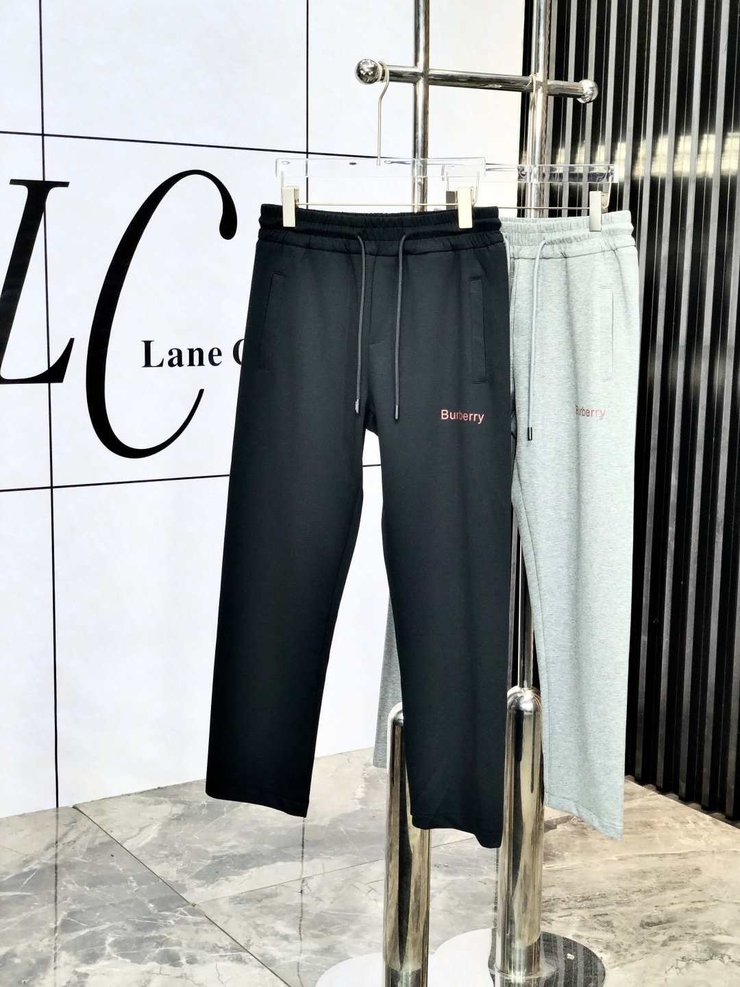 NO:138962,.Burberry. Top products 2025 spring and summer new casual pants!  Brand classic LOGO casual pants, customized fabric, excellent comfort, strong touch with w hand. Very high recognition, 6 perfect quality craftsmanship. Size m-3xL.m wear 28.29, burberry, alexander wang19860909.巴宝莉.顶级货品 2025春夏新款休闲裤！品牌经典LOGO休闲裤 ,定制面料,舒适度极好,w手触感强烈.辨识度极高,6完美品相工艺.尺码m-3xL.m穿28.29,,burberry,alexander wang,Men's clothing