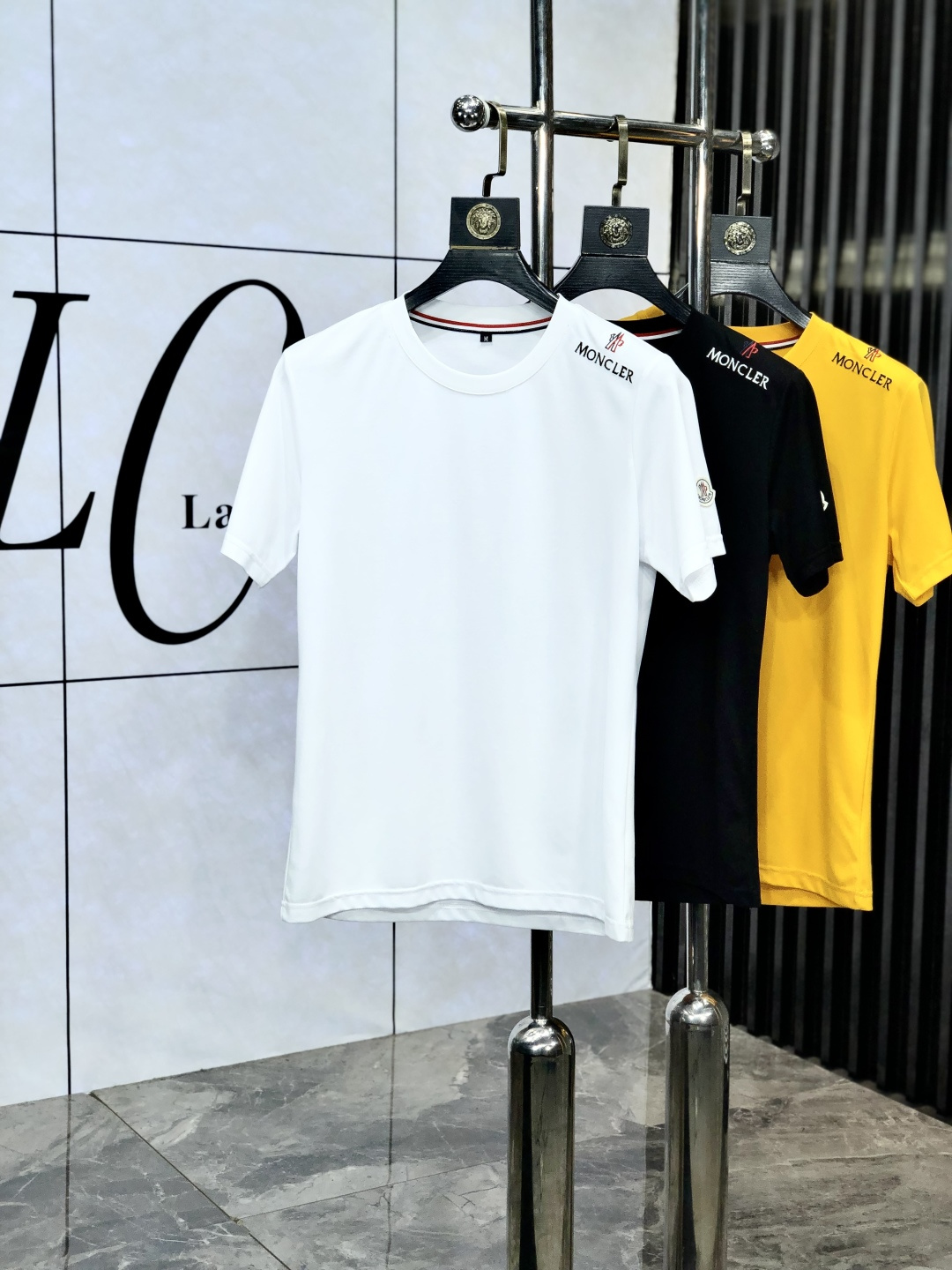 NO:138965,.录发. 2025 spring and summer new style letter logo round neck short-sleeved T-shirt, spring and summer casual outfit is essential, original mercerized fabric. It is completely reflected in the high-end aesthetic workmanship, and the workmanship is more exquisite and atmospheric, with a strong three-dimensional feeling, which is very stunning, the fabric is soft and skin-friendly, and the upper body is a bit lazy and high-end feel. This wash T-T-T-T-T-T-T-T-T-T-T-T-T-T-T-T-T-T-T-T-T-T-T-T-T-T-T-T-T-T-T-T-T-T-T-T-T-T-T-T-T-T-T-T-T-T-T-T-T-T-T-T-T-T-T-T-T-T-T-T-T-T-T-T-T-T-T-T-T-T-T-T-T-T-T-T-T-T-T-T-T-T-T-T-T-T-T-T-T-T-T-T-T-T-T-T-T-T-T-T-T-T-T-T-T-T-T-T-T-T-T-T-T-T-T-T-T-T-T-T-T-T-T-T-T-T-T-T-T-T-T-T-T-T-T-T-T-T-T-T-T-T-T-T-T-T-T-T-T-T-T-T-T-T-T-T-T-T-T-T-T-T-T-T-T-T-T-T-T-T-T-T-T-T-T-T-T-T-T-T-T-T-T-T-T-T-T-T-T-T-T-T-T-T-T-19860909.蒙口.2025春夏新款 字母logo圆领短袖t恤,春夏休闲穿搭必不可少,原版丝光面料.完完全全体现在高级审美的做工上,做工更是精致大气,hf立体感超强,非常惊艳,面料柔软亲肤,上身一丝丝慵懒又高级的feel,这款水洗t绝对是今年绝对的基础款之王,男女同款搭配穿出奢侈品高订的感觉.码数m-xxxL .m穿175/130,,Moncler,T-shirt,tees，t-shirt,alexander wang,Men's clothing