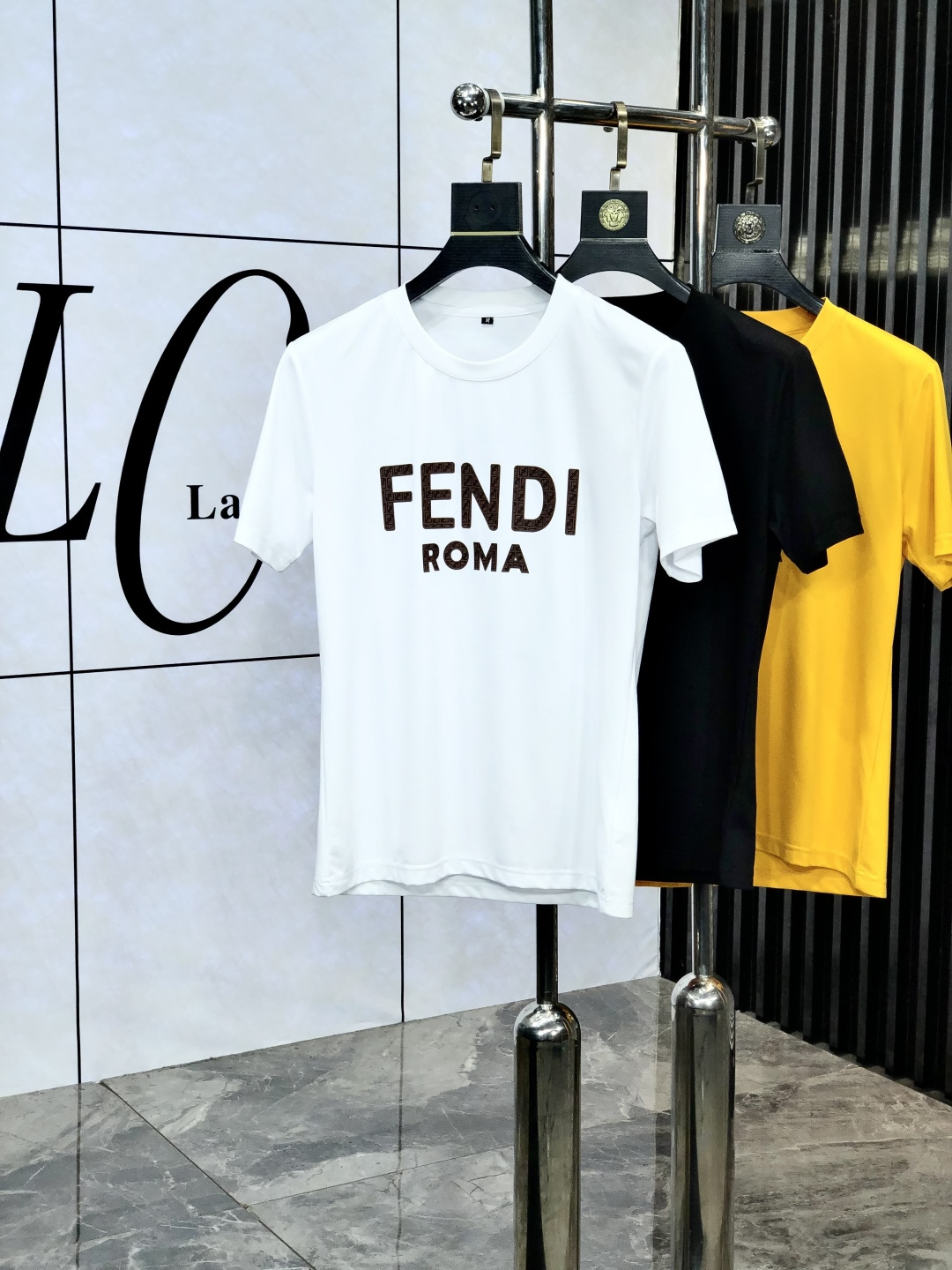 NO:138968,.Fendi. 2025 spring and summer new style letter logo round neck short-sleeved T-shirt, spring and summer casual outfit is essential, original mercerized fabric. It is completely reflected in the high-end aesthetic workmanship, and the workmanship is more exquisite and atmospheric, with a strong three-dimensional feeling, which is very amazing. The fabric is soft and skin-friendly, and the upper body is a bit lazy and high-end feel. This wash T-T-T-T-T-T-T-T-T-T-T-T-T-T-T-T-T-T-T-T-T-T-T-T-T-T-T-T-T-T-T-T-T-T-T-T-T-T-T-T-T-T-T-T-T-T-T-T-T-T-T-T-T-T-T-T-T-T-T-T-T-T-T-T-T-T-T-T-T-T-T-T-T-T-T-T-T-T-T-T-T-T-T-T-T-T-T-T-T-T-T-T-T-T-T-T-T-T-T-T-T-T-T-T-T-T-T-T-T-T-T-T-T-T-T-T-T-T-T-T-T-T-T-T-T-T-T-T-T-T-T-T-T-T-T-T-T-T-T-T-T-T-T-T-T-T-T-T-T-T-T-T-T-T-T-T-T-T-T-T-T-T-T-T-T-T-T-T-T-T-T-T-T-T-T-T-T-T-T-T-T-T-T-T-T-T-T-T-T-T-T-T-T-T-T-T-T-T-19860909.芬迪.2025春夏新款 字母logo圆领短袖t恤,春夏休闲穿搭必不可少,原版丝光面料.完完全全体现在高级审美的做工上,做工更是精致大气,hf立体感超强,非常惊艳,面料柔软亲肤,上身一丝丝慵懒又高级的feel,这款水洗t绝对是今年绝对的基础款之王,男女同款搭配穿出奢侈品高订的感觉.码数m-xxxL .m穿175/130,,fendi,T-shirt,tees，t-shirt,alexander wang,Men's clothing