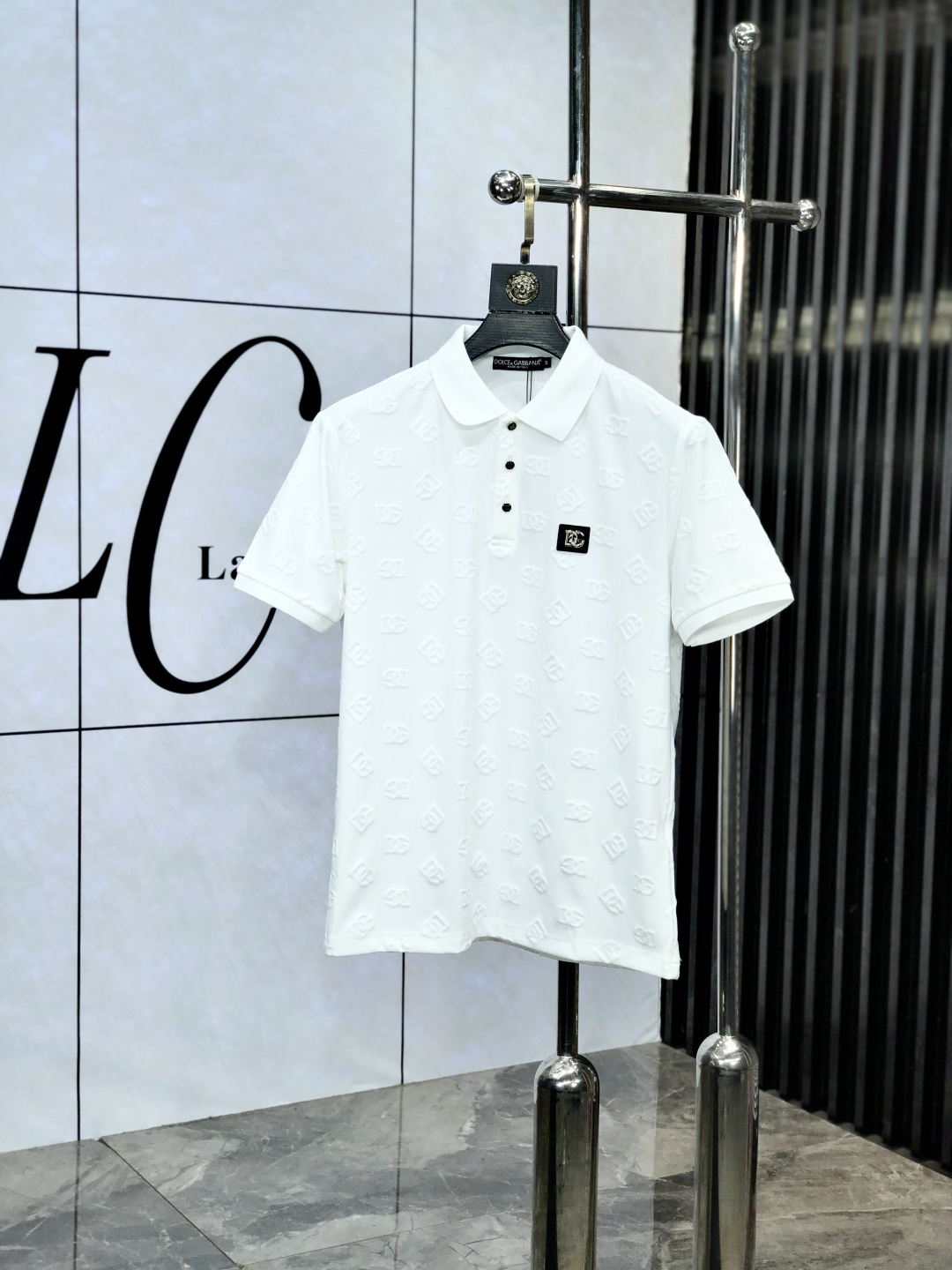 NO:141156,.D&G. 2025 spring and summer new men's logo short-sleeved polo shirt, continuing the classic business casual lapel POLO shirt. This Polo shirt is made of mercerized double-sided cotton bead floor fabric, and the timeless design can transcend fashion trends. Classic style, hf brand LOGO three-dimensional and unique, making the overall more detailed. The combination style, the fabric is made of cotton beaded material, comfortable, skin-friendly, breathable, and is a very practical model for daily commuting and leisure. Highly recommended. Size M-3XL m wear 175/130, Dolce&Gabbana, T-shirt, alexander wang19860909.D&G.2025春夏新款男士标识短袖polo衫,延续经典商务休闲翻领POLO恤.该款Polo衫采用丝光双面棉质珠地面料制成,隽永设计可跨越时尚潮流.经典款型,hf品牌LOGO立体别致,让整体更具细节感 合体的版型,面料采用全棉珠地料,舒适,亲肤,透气好,平时通勤休闲都很实穿的一款 强烈推荐.尺码M-3XL m穿175/130,,Dolce&Gabbana,T-shirt,alexander wang,Men's clothing
