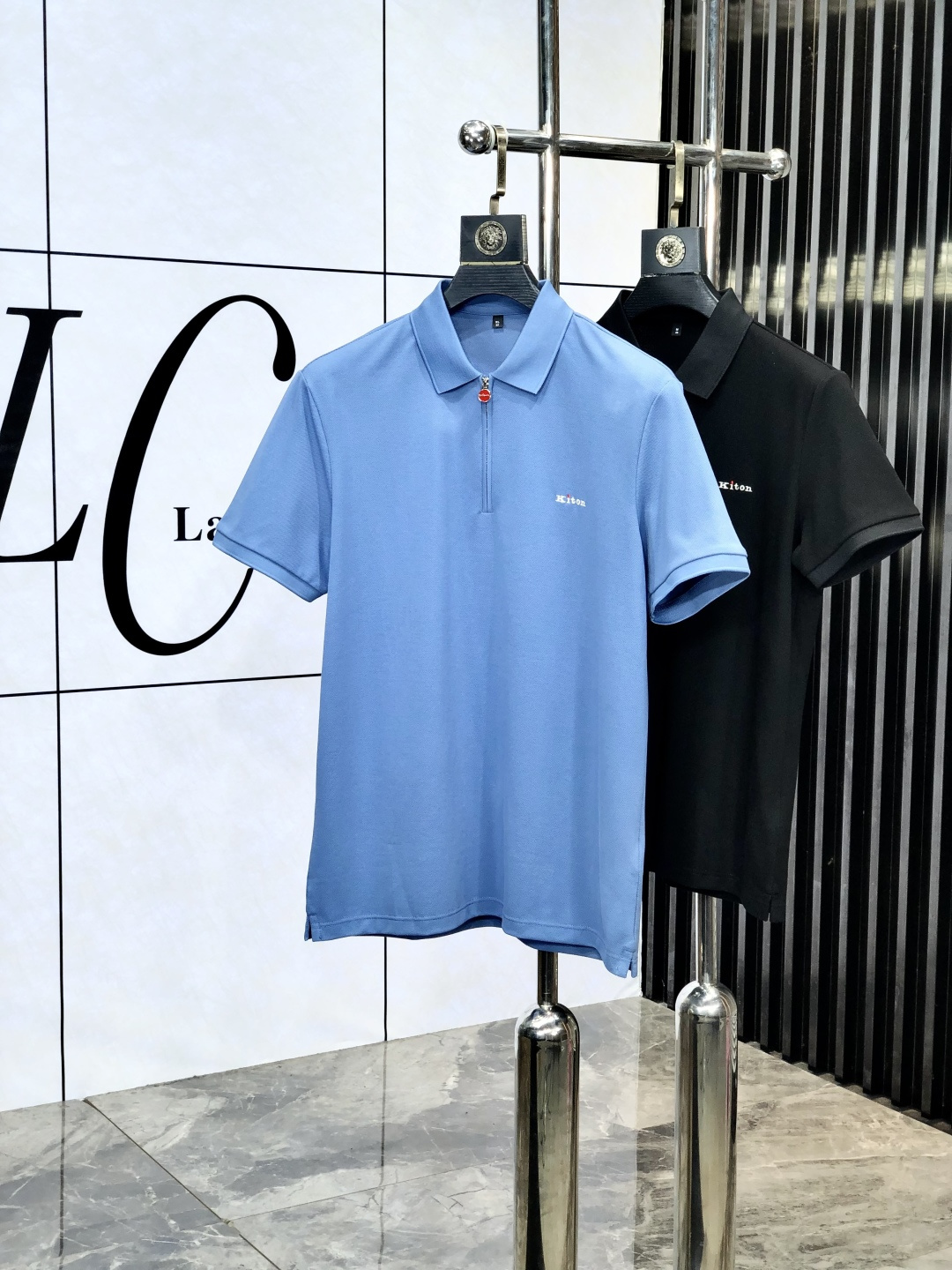 NO:141158,.kiton.2025 spring and summer new men's logo short-sleeved polo shirt, continuing the classic business casual lapel POLO shirt. This Polo shirt is made of mercerized double-sided cotton bead floor fabric, and the timeless design can transcend fashion trends. Classic style, hf brand LOGO three-dimensional and unique, making the overall more detailed. The combination style, the fabric is made of cotton beaded material, comfortable, skin-friendly, breathable, and is a very practical wear for daily commuting and leisure. Highly recommended. Size M-3XL m wear 175/130, T-shirt, alexander wang19860909.kiton.2025春夏新款男士标识短袖polo衫,延续经典商务休闲翻领POLO恤.该款Polo衫采用丝光双面棉质珠地面料制成,隽永设计可跨越时尚潮流.经典款型,hf品牌LOGO立体别致,让整体更具细节感 合体的版型,面料采用全棉珠地料,舒适,亲肤,透气好,平时通勤休闲都很实穿的一款 强烈推荐.尺码M-3XL m穿175/130,,T-shirt,alexander wang,Men's clothing