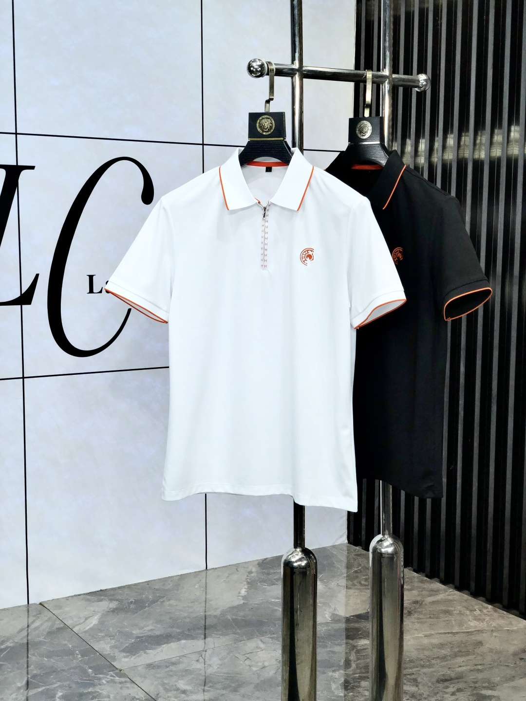 NO:141143,.Hermes. 2025 spring and summer new men's logo short-sleeved polo shirt, continuing the classic business casual lapel POLO shirt. This Polo shirt is made of mercerized double-sided cotton bead floor fabric, and the timeless design can transcend fashion trends. Classic style, hf brand LOGO three-dimensional and unique, making the overall more detailed. The combination style, the fabric is made of all-cotton beaded material, comfortable, skin-friendly, breathable, and is a very practical wear for daily commuting and leisure. Highly recommended. Size M-3XL m wear 175/130, hermes, T-shirt, alexander wang19860909.爱马仕.2025春夏新款男士标识短袖polo衫,延续经典商务休闲翻领POLO恤.该款Polo衫采用丝光双面棉质珠地面料制成,隽永设计可跨越时尚潮流.经典款型,hf品牌LOGO立体别致,让整体更具细节感 合体的版型,面料采用全棉珠地料,舒适,亲肤,透气好,平时通勤休闲都很实穿的一款 强烈推荐.尺码M-3XL m穿175/130,,hermes,T-shirt,alexander wang,Men's clothing