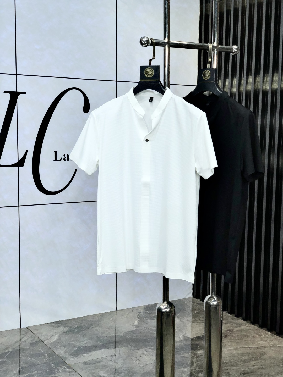 NO:141145,.Dior.2025 spring and summer new men's logo short-sleeved polo shirt, continuing the classic business casual lapel POLO shirt. This Polo shirt is made of mercerized double-sided cotton bead floor fabric, and the timeless design can transcend fashion trends. Classic style, hf brand LOGO three-dimensional and unique, making the overall more detailed. The combination style, the fabric is made of cotton beaded material, comfortable, skin-friendly, breathable, and is a very practical model for daily commuting and leisure. Highly recommended. Size M-3XL m wear 175/130,,dior,T-shirt,alexander wang19860909.Dior.2025春夏新款男士标识短袖polo衫,延续经典商务休闲翻领POLO恤.该款Polo衫采用丝光双面棉质珠地面料制成,隽永设计可跨越时尚潮流.经典款型,hf品牌LOGO立体别致,让整体更具细节感 合体的版型,面料采用全棉珠地料,舒适,亲肤,透气好,平时通勤休闲都很实穿的一款 强烈推荐.尺码M-3XL m穿175/130,,dior,T-shirt,alexander wang,Men's clothing