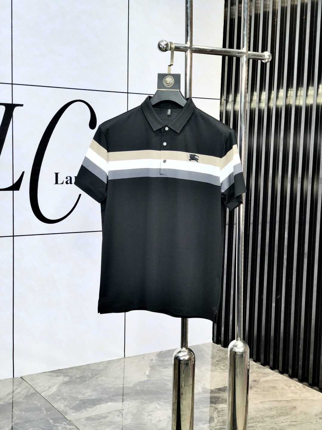 NO:141147,.Burberry. The new spring and summer 2025 short-sleeved polo shirt for men, continuing the classic business casual lapel POLO shirt. This polo shirt is made of mercerized double-sided cotton bead floor fabric, and the timeless design can transcend fashion trends. The classic style, the hf brand LOGO three-dimensional and unique, making the overall more detailed. The combination style, the fabric is made of cotton beaded material, comfortable, skin-friendly, breathable, and is a very practical wear for daily commuting and leisure. Highly recommended. Size M-3XL m wear 175/130, burberry, T-shirt, alexander wang19860909.巴宝莉.2025春夏新款男士标识短袖polo衫,延续经典商务休闲翻领POLO恤.该款Polo衫采用丝光双面棉质珠地面料制成,隽永设计可跨越时尚潮流.经典款型,hf品牌LOGO立体别致,让整体更具细节感 合体的版型,面料采用全棉珠地料,舒适,亲肤,透气好,平时通勤休闲都很实穿的一款 强烈推荐.尺码M-3XL m穿175/130,,burberry,T-shirt,alexander wang,Men's clothing