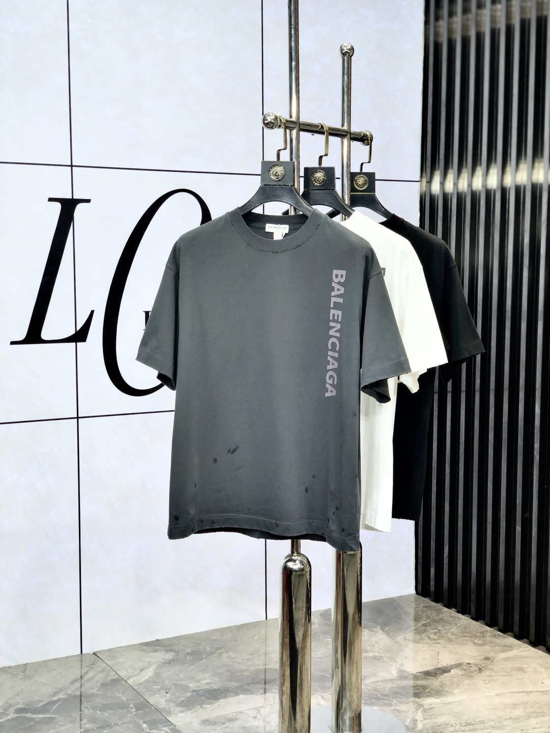 NO:141206,.Balenicaga. Top products 2025 spring and summer new first-time counter latest short-sleeved round-neck T-shirt, high-end customization, avant-garde and fashionable design!  Brand logo heavy craftsmanship design, high-end customized original European cotton fabric, soft feel, comfortable to wear, b counter-level exquisite car line, fine workmanship, invincible and handsome upper body effect!  G-stylish men's essential items!  Count M-4xL.m wear 175/130, balenciaga, T-shirt,tees, t-shirt,alexander wang19860909.巴黎世家.顶级货品2025春夏新款首发专柜最新款短袖圆领T恤 高端订制 设计前卫时尚！品牌logo重工艺设计 高端定制原版欧棉面料.手感柔软.穿着舒适.b专柜级别精致车线.做工精细.上身效果无敌帅气！g型男必备单品！码数M-4xL.m穿175/130,,balenciaga,T-shirt,tees，t-shirt,alexander wang,Men's clothing