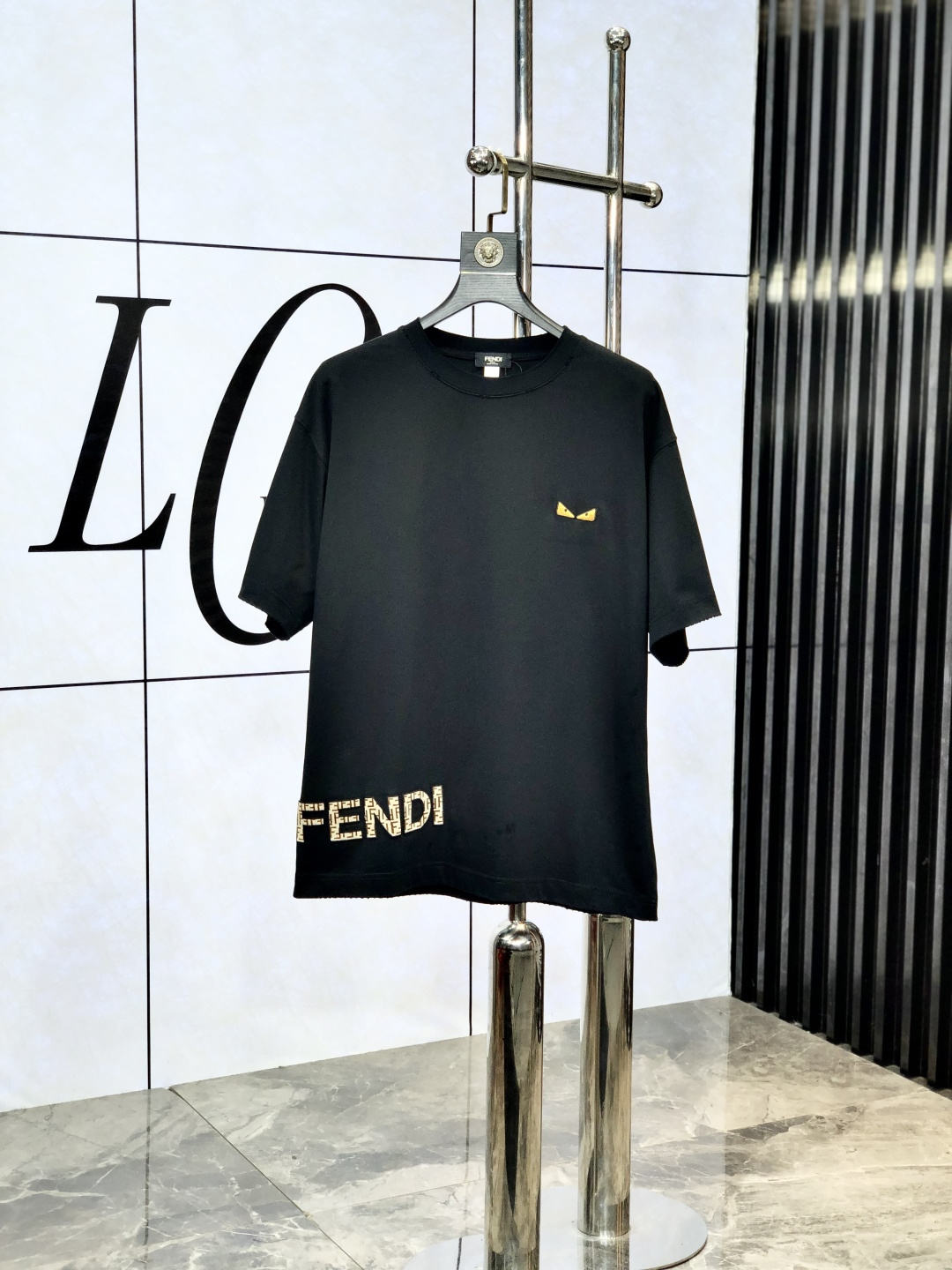 NO:141208,.Fendi. Top products 2025 spring and summer new first-time counter latest short-sleeved round-neck T-shirt, high-end customization, avant-garde and fashionable design!  Brand logo heavy craftsmanship design, high-end customized original European cotton fabric, soft feel, comfortable to wear, b counter-level exquisite car line, fine workmanship, invincible and handsome upper body effect!  G-stylish men's essential items!  Code number M-4xL.m wear 175/130, fendi, T-shirt,tees, t-shirt,alexander wang19860909.芬迪.顶级货品2025春夏新款首发专柜最新款短袖圆领T恤 高端订制 设计前卫时尚！品牌logo重工艺设计 高端定制原版欧棉面料.手感柔软.穿着舒适.b专柜级别精致车线.做工精细.上身效果无敌帅气！g型男必备单品！码数M-4xL.m穿175/130,,fendi,T-shirt,tees，t-shirt,alexander wang,Men's clothing