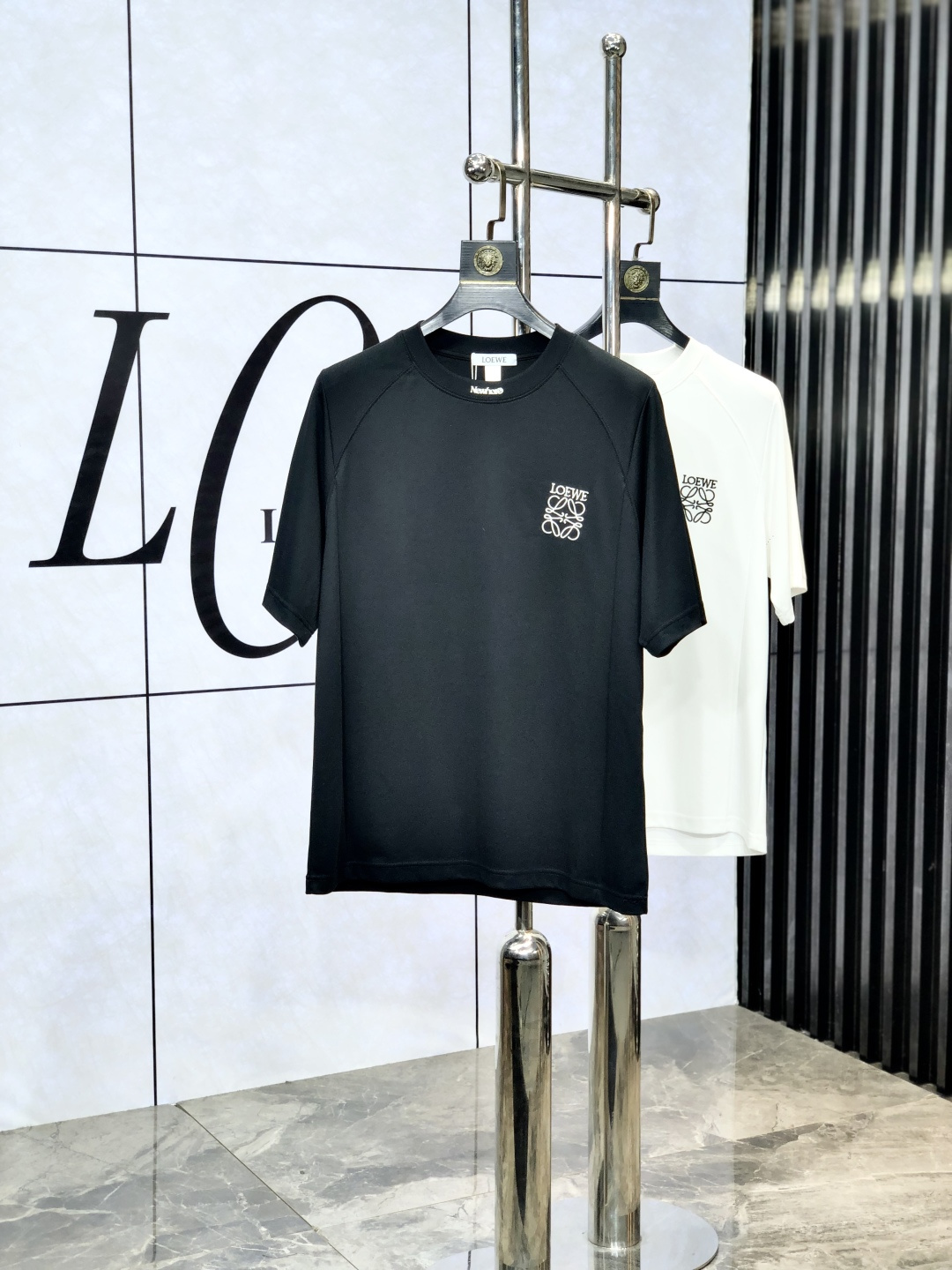 NO:141210,.Luo Yiwei. Top products 2025 spring and summer new first-time counter latest short-sleeved round-neck T-shirt, high-end customization, avant-garde and fashionable design!  Brand logo heavy craftsmanship design, high-end customized original European cotton fabric, soft feel, comfortable to wear, b counter-level exquisite car line, fine workmanship, invincible and handsome upper body effect!  G-stylish men's essential items!  Count M-4xL.m wear 175/130, loewe, T-shirt,tees, t-shirt,alexander wang19860909.罗意威.顶级货品2025春夏新款首发专柜最新款短袖圆领T恤 高端订制 设计前卫时尚！品牌logo重工艺设计 高端定制原版欧棉面料.手感柔软.穿着舒适.b专柜级别精致车线.做工精细.上身效果无敌帅气！g型男必备单品！码数M-4xL.m穿175/130,,loewe,T-shirt,tees，t-shirt,alexander wang,Men's clothing