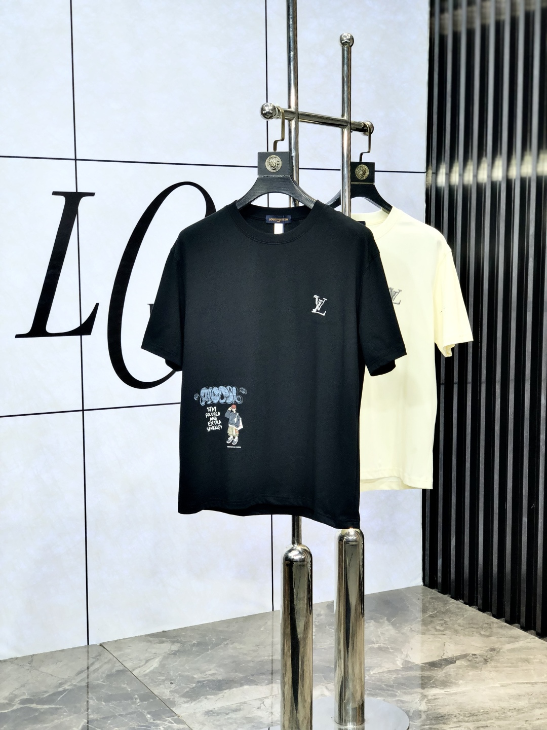 NO:141212,.Lv. Top products 2025 spring and summer new style first-time counter latest short-sleeved round-neck T-shirt, high-end customization, avant-garde and fashionable design!  Brand logo heavy craftsmanship design, high-end customized original European cotton fabric, soft feel, comfortable to wear, b counter-level exquisite car line, fine workmanship, invincible and handsome upper body effect!  G-stylish men's essential items!  Count M-4xL.m wear 175/130, louis vuitton, T-shirt,tees, t-shirt,alexander wang19860909.Lv.顶级货品2025春夏新款首发专柜最新款短袖圆领T恤 高端订制 设计前卫时尚！品牌logo重工艺设计 高端定制原版欧棉面料.手感柔软.穿着舒适.b专柜级别精致车线.做工精细.上身效果无敌帅气！g型男必备单品！码数M-4xL.m穿175/130,,louis vuitton,T-shirt,tees，t-shirt,alexander wang,Men's clothing