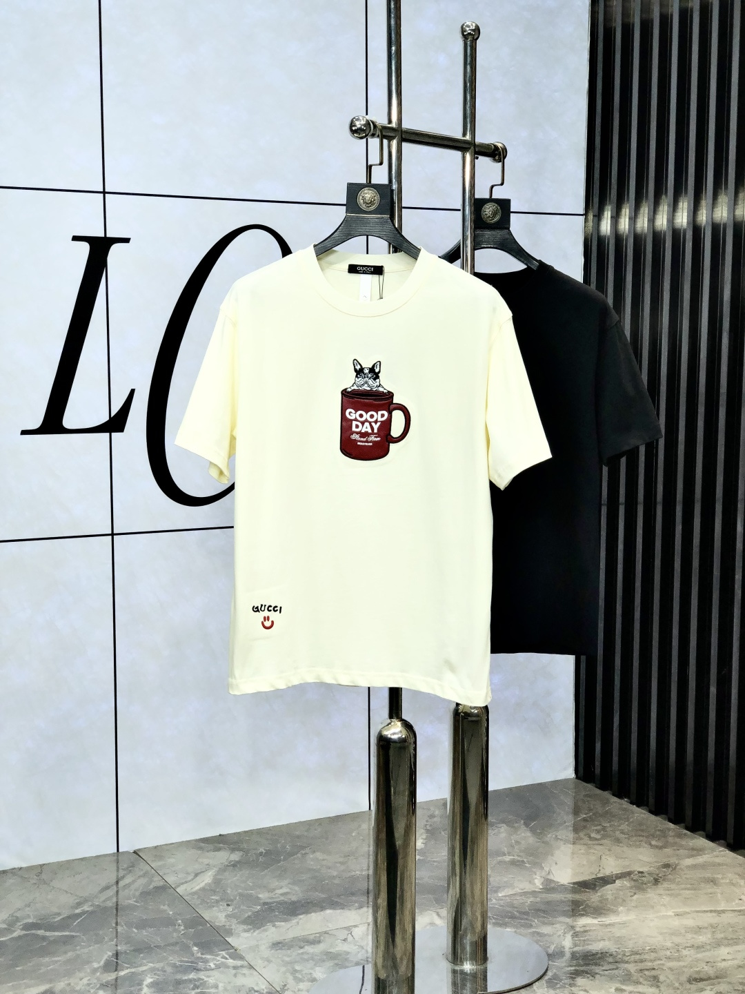 NO:141215,.Gucci. Top products 2025 spring and summer new first-time counter latest short-sleeved round-neck T-shirt, high-end customization, avant-garde and fashionable design!  Brand logo heavy craftsmanship design, high-end customized original European cotton fabric, soft feel, comfortable to wear, b counter-level exquisite car line, fine workmanship, invincible and handsome upper body effect!  G-stylish men's essential items!  Code number M-4xL.m wear 175/130, gucci, T-shirt,tees, t-shirt,alexander wang19860909.Gucci.顶级货品2025春夏新款首发专柜最新款短袖圆领T恤 高端订制 设计前卫时尚！品牌logo重工艺设计 高端定制原版欧棉面料.手感柔软.穿着舒适.b专柜级别精致车线.做工精细.上身效果无敌帅气！g型男必备单品！码数M-4xL.m穿175/130,,gucci,T-shirt,tees，t-shirt,alexander wang,Men's clothing