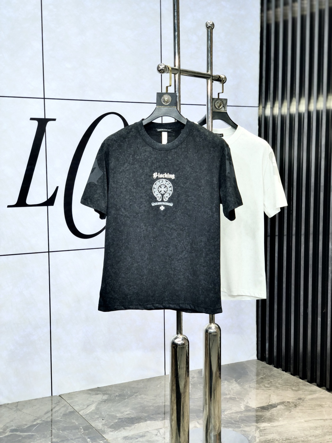 NO:141221,.Croxin. Top products 2025 spring and summer new first-time counter latest short-sleeved round-neck T-shirt, high-end customization, avant-garde and fashionable design!  Brand logo heavy craftsmanship design, high-end customized original European cotton fabric, soft feel, comfortable to wear, b counter-level exquisite car line, fine workmanship, invincible and handsome upper body effect!  G-stylish men's essential items!  Count M-4xL.m wear 175/130, chrome hearts, T-shirt,tees, t-shirt,alexander wang19860909.克罗心.顶级货品2025春夏新款首发专柜最新款短袖圆领T恤 高端订制 设计前卫时尚！品牌logo重工艺设计 高端定制原版欧棉面料.手感柔软.穿着舒适.b专柜级别精致车线.做工精细.上身效果无敌帅气！g型男必备单品！码数M-4xL.m穿175/130,,chrome hearts,T-shirt,tees，t-shirt,alexander wang,Men's clothing