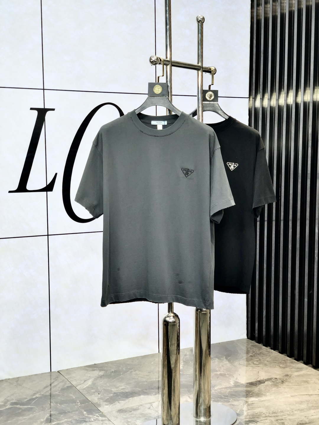 NO:141224,.Prada. Top products 2025 spring and summer new first-time counter latest short-sleeved round-neck T-shirt, high-end customization, avant-garde and fashionable design!  Brand logo heavy craftsmanship design, high-end customized original European cotton fabric, soft feel, comfortable to wear, b counter-level exquisite car line, fine workmanship, invincible and handsome upper body effect!  G-stylish men's essential items!  Code number M-4xL.m wear 175/130, prada, T-shirt,tees, t-shirt,alexander wang19860909.普拉达.顶级货品2025春夏新款首发专柜最新款短袖圆领T恤 高端订制 设计前卫时尚！品牌logo重工艺设计 高端定制原版欧棉面料.手感柔软.穿着舒适.b专柜级别精致车线.做工精细.上身效果无敌帅气！g型男必备单品！码数M-4xL.m穿175/130,,prada,T-shirt,tees，t-shirt,alexander wang,Men's clothing