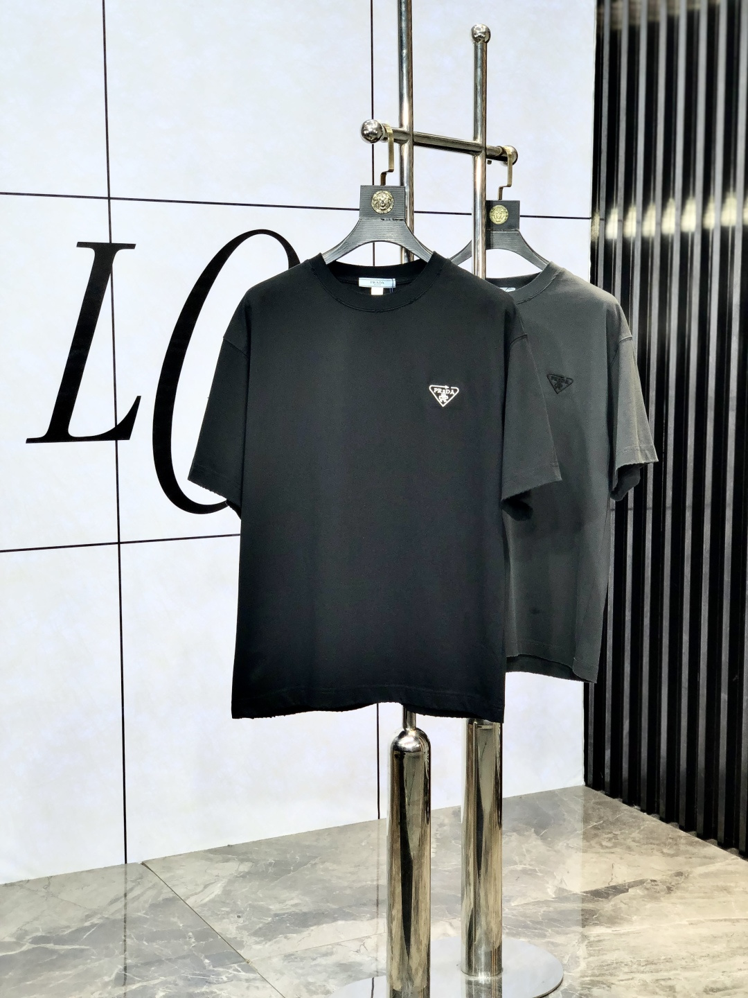 NO:141227,.Prada Top products 2025 spring and summer new first-time counter latest short-sleeved round-neck T-shirt, high-end customization, avant-garde and fashionable design!  Brand logo heavy craftsmanship design, high-end customized original European cotton fabric, soft feel, comfortable to wear, b counter-level exquisite car line, fine workmanship, invincible and handsome upper body effect!  G-stylish men's essential items!  Code number M-4xL.m wear 175/130, prada, T-shirt,tees, t-shirt,alexander wang19860909.普拉达 顶级货品2025春夏新款首发专柜最新款短袖圆领T恤 高端订制 设计前卫时尚！品牌logo重工艺设计 高端定制原版欧棉面料.手感柔软.穿着舒适.b专柜级别精致车线.做工精细.上身效果无敌帅气！g型男必备单品！码数M-4xL.m穿175/130,,prada,T-shirt,tees，t-shirt,alexander wang,Men's clothing