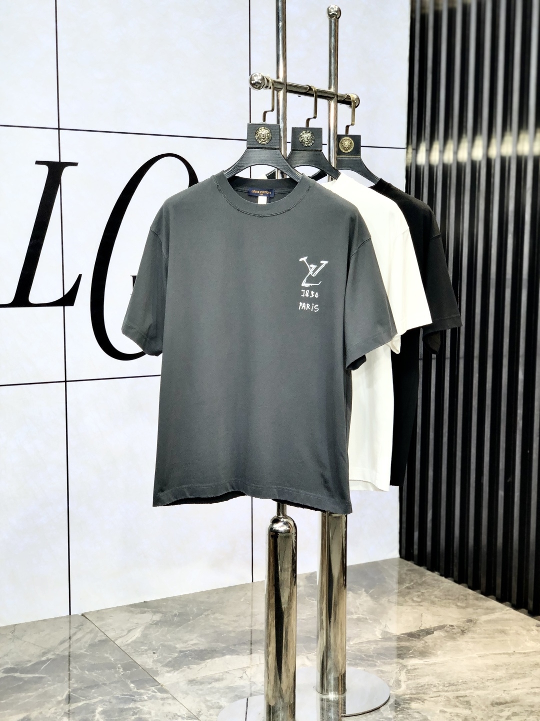 NO:141233,.Lv. Top products 2025 spring and summer new style first-time counter latest short-sleeved round-neck T-shirt, high-end customization, avant-garde and fashionable design!  Brand logo heavy craftsmanship design, high-end customized original European cotton fabric, soft feel, comfortable to wear, b counter-level exquisite car line, fine workmanship, invincible and handsome upper body effect!  G-stylish men's essential items!  Count M-4xL.m wear 175/130, louis vuitton, T-shirt,tees, t-shirt,alexander wang19860909.Lv.顶级货品2025春夏新款首发专柜最新款短袖圆领T恤 高端订制 设计前卫时尚！品牌logo重工艺设计 高端定制原版欧棉面料.手感柔软.穿着舒适.b专柜级别精致车线.做工精细.上身效果无敌帅气！g型男必备单品！码数M-4xL.m穿175/130,,louis vuitton,T-shirt,tees，t-shirt,alexander wang,Men's clothing