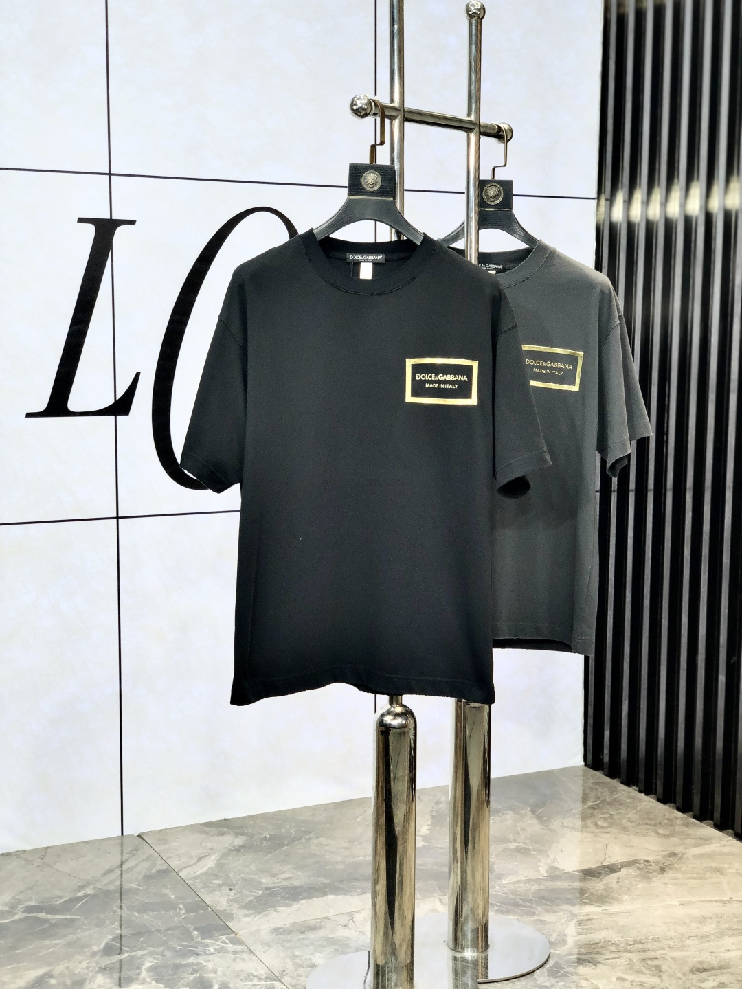 NO:141236,.D&G. Top products 2025 spring and summer new style first launch counter latest short-sleeved round neck T-shirt, high-end customization, avant-garde and fashionable design!  Brand logo heavy craftsmanship design, high-end customized original European cotton fabric, soft feel, comfortable to wear, b counter-level exquisite car line, fine workmanship, invincible and handsome upper body effect!  G-stylish men's essential items!  Code number M-4xL.m wear 175/130, Dolce & Gabbana, T-shirt,tees, t-shirt,alexander wang19860909.D&G.顶级货品2025春夏新款首发专柜最新款短袖圆领T恤 高端订制 设计前卫时尚！品牌logo重工艺设计 高端定制原版欧棉面料.手感柔软.穿着舒适.b专柜级别精致车线.做工精细.上身效果无敌帅气！g型男必备单品！码数M-4xL.m穿175/130,,Dolce&Gabbana,T-shirt,tees，t-shirt,alexander wang,Men's clothing