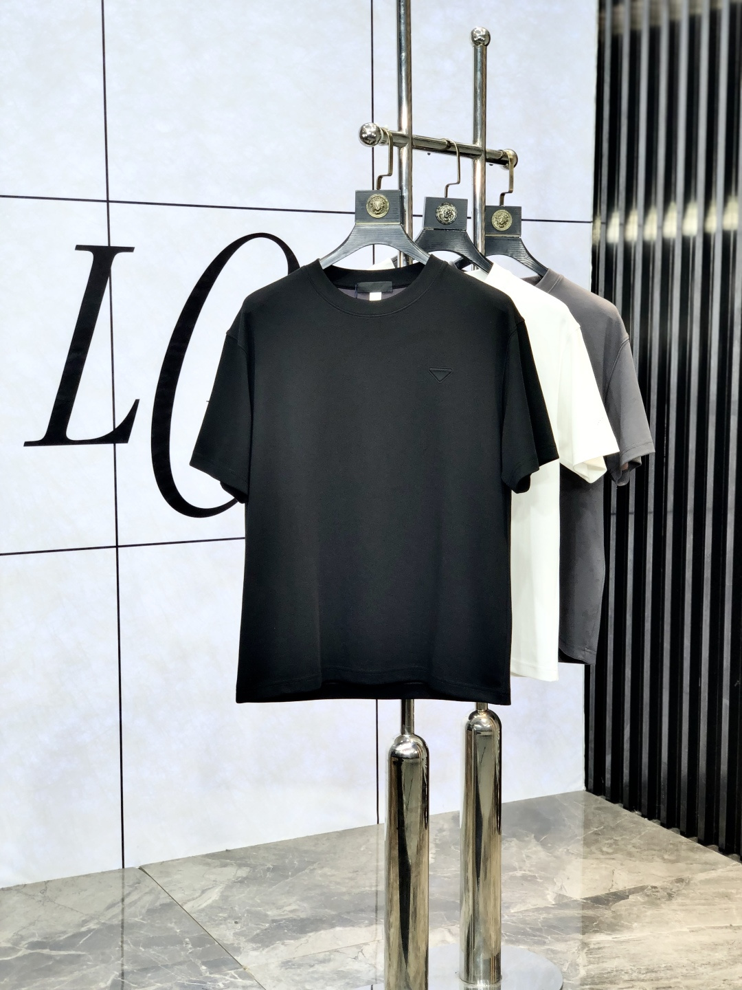 NO:141211,.Prada. Top products 2025 spring and summer new first-time counter latest short-sleeved round-neck T-shirt, high-end customization, avant-garde and fashionable design!  Brand logo heavy craftsmanship design, high-end customized original European cotton fabric, soft feel, comfortable to wear, b counter-level exquisite car line, fine workmanship, invincible and handsome upper body effect!  G-stylish men's essential items!  Code number M-4xL.m wear 175/130, prada, T-shirt,tees, t-shirt,alexander wang19860909.普拉达.顶级货品2025春夏新款首发专柜最新款短袖圆领T恤 高端订制 设计前卫时尚！品牌logo重工艺设计 高端定制原版欧棉面料.手感柔软.穿着舒适.b专柜级别精致车线.做工精细.上身效果无敌帅气！g型男必备单品！码数M-4xL.m穿175/130,,prada,T-shirt,tees，t-shirt,alexander wang,Men's clothing