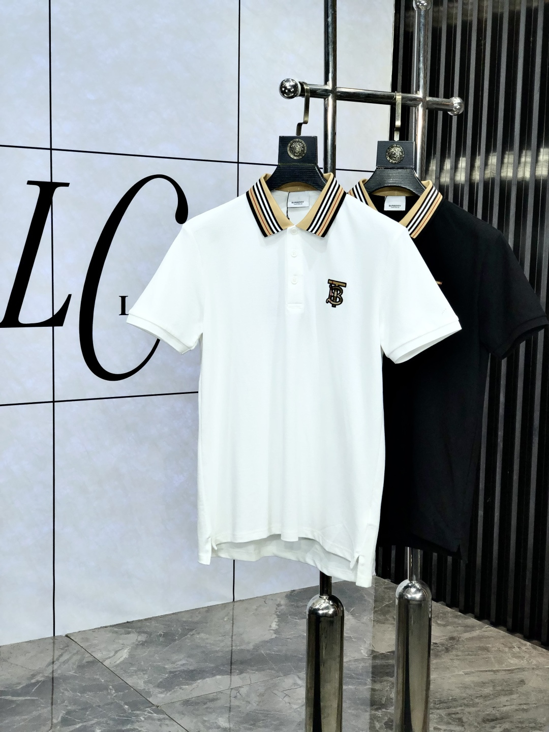 NO:449551,.Burberry.2025 spring and summer ssHK counters are equipped with the same style as the same style, and the new short-sleeved lapel Polo custom bead floor fabric. The brand letter craftsmanship on the chest constitutes a logo to highlight the brand luxury. 1x essential items for high-end people. Those who know the goods are welcome to compare the counter. The number of code M-3xL m is worn 175/125 catties, burberry, T-shirt, alexander wang19860909.巴宝莉.2025春夏ssHK专柜同款同步上新短袖翻领Polo定制珠地面料 胸前品牌字母工艺构成标志彰显品牌奢华 1x高端人士必备单品,懂货的来欢迎对比专柜 码数M-3xL m穿175/125斤,,burberry,T-shirt,alexander wang,Men's clothing