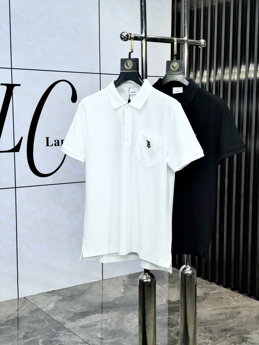 NO:449509,.Burberry.2025 spring and summer ssHK counters are equipped with the same style as the same style, and the new short-sleeved lapel Polo custom bead floor fabric. The brand letter craftsmanship on the chest constitutes a logo to highlight the brand luxury. 1x essential items for high-end people. Those who know the goods are welcome to compare the counter. The number of code M-3xL m is worn 175/125 catties, burberry, T-shirt, alexander wang19860909.巴宝莉.2025春夏ssHK专柜同款同步上新短袖翻领Polo定制珠地面料 胸前品牌字母工艺构成标志彰显品牌奢华 1x高端人士必备单品,懂货的来欢迎对比专柜 码数M-3xL m穿175/125斤,,burberry,T-shirt,alexander wang,Men's clothing