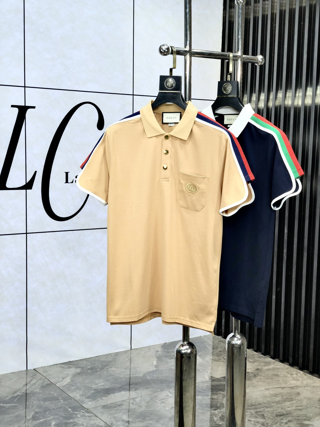 NO:449513,.Gucci.2025 spring and summer ssHK counters are equipped with new short-sleeved lapels and custom beaded ground fabrics. The brand letter craftsmanship on the chest shapes the logo to highlight the brand luxury. 1x essential items for high-end people. Those who know the goods are welcome to compare the counter. The number of code M-3xL m is worn 175/125 catties, gucci, T-shirt, alexander wang19860909.Gucci.2025春夏ssHK专柜同款同步上新短袖翻领Polo定制珠地面料 胸前品牌字母工艺构成标志彰显品牌奢华 1x高端人士必备单品,懂货的来欢迎对比专柜 码数M-3xL m穿175/125斤,,gucci,T-shirt,alexander wang,Men's clothing