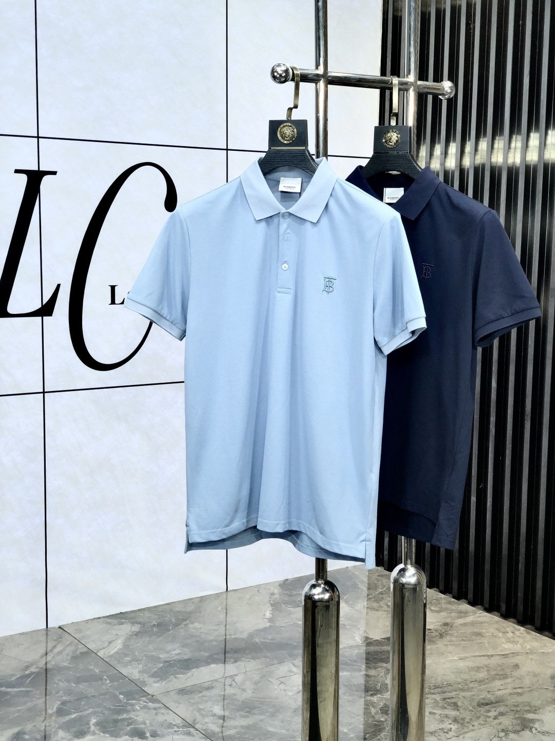 NO:449517,.Burberry.2025 spring and summer ssHK counters are equipped with the same style as the same style, and the new short-sleeved lapel Polo custom bead floor fabric. The brand letter craftsmanship on the chest constitutes a logo to highlight the brand luxury. 1x essential items for high-end people. Those who know the goods are welcome to compare the counter. The number of code M-3xL m is worn 175/125 catties, burberry, T-shirt, alexander wang19860909.巴宝莉.2025春夏ssHK专柜同款同步上新短袖翻领Polo定制珠地面料 胸前品牌字母工艺构成标志彰显品牌奢华 1x高端人士必备单品,懂货的来欢迎对比专柜 码数M-3xL m穿175/125斤,,burberry,T-shirt,alexander wang,Men's clothing