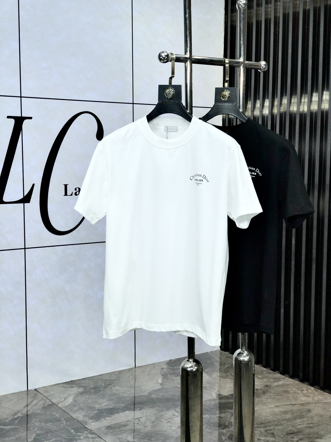 NO:449529,.Dior.2025 spring and summer new style first-time counter latest short-sleeved round-neck T-shirt, high-end customization, avant-garde and fashionable design!  Brand logo heavy craft design, high-end customized mercerated cloud cotton fabric. It feels soft and comfortable to wear. C counter-level exquisite car line. P fine workmanship. The upper body effect is invincible and handsome!  A must-have item for handsome men!  Count xs-L.s wear 175/130.,dior,T-shirt,tees,t-shirt,alexander wang19860909.Dior.2025春夏新款首发专柜最新款短袖圆领T恤 高端订制 设计前卫时尚！品牌logo重工艺设计 高端定制丝光云朵棉面料.手感柔软.穿着舒适.c专柜级别精致车线.p做工精细.上身效果无敌帅气！型男必备单品！ 码数xs-L.s穿175/130.,,dior,T-shirt,tees，t-shirt,alexander wang,Men's clothing