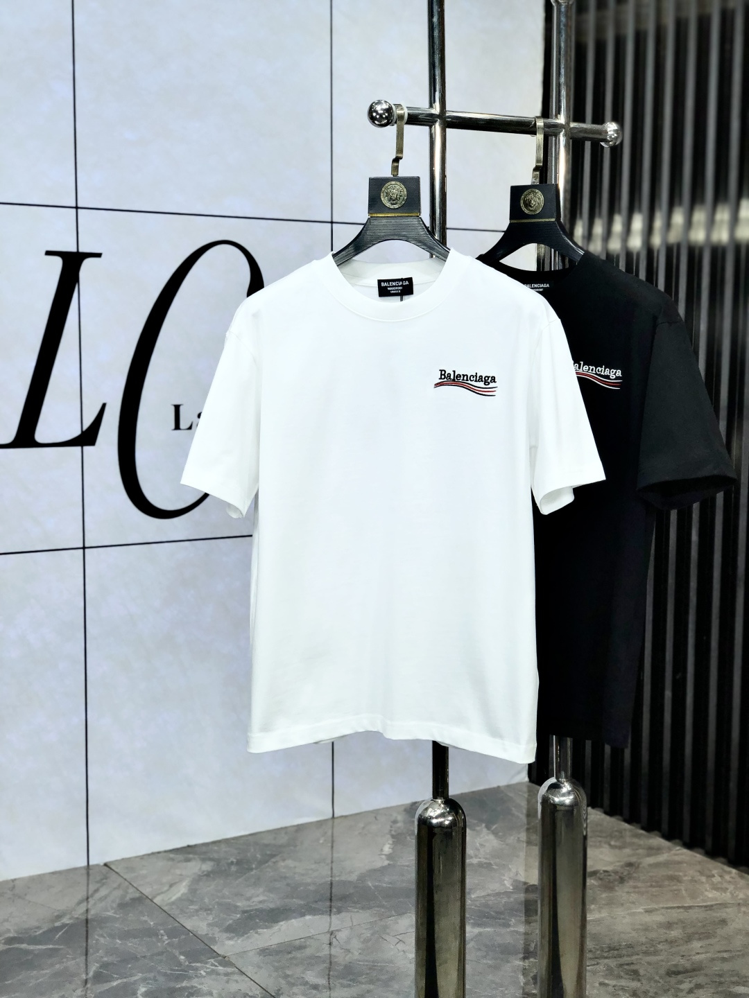 NO:449541,.Balenicaga. The latest short-sleeved round-neck T-shirt in the first spring and summer 2025 new spring and summer counter, high-end customization, avant-garde and fashionable design!  Brand logo heavy craft design, high-end customized mercerated cloud cotton fabric. It feels soft and comfortable to wear. C counter-level exquisite car line. P fine workmanship. The upper body effect is invincible and handsome!  A must-have item for handsome men!  Count xs-L.s wear 175/130.,,balenciaga,T-shirt,tees,t-shirt,alexander wang19860909.巴黎世家.2025春夏新款首发专柜最新款短袖圆领T恤 高端订制 设计前卫时尚！品牌logo重工艺设计 高端定制丝光云朵棉面料.手感柔软.穿着舒适.c专柜级别精致车线.p做工精细.上身效果无敌帅气！型男必备单品！ 码数xs-L.s穿175/130.,,balenciaga,T-shirt,tees，t-shirt,alexander wang,Men's clothing