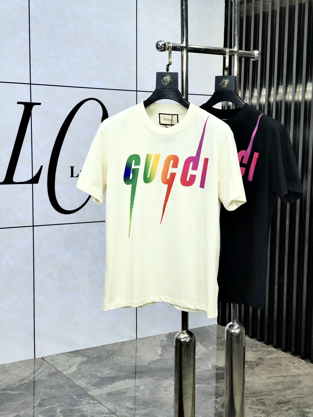 NO:449547,.Gucci.2025 spring and summer new style first-time counter latest short-sleeved round-neck T-shirt, high-end customization, avant-garde and fashionable design!  Brand logo heavy craft design, high-end customized mercerated cloud cotton fabric. It feels soft and comfortable to wear. C counter-level exquisite car line. P fine workmanship. The upper body effect is invincible and handsome!  A must-have item for handsome men!  Count xs-L.s wear 175/130., gucci, T-shirt,tees, t-shirt,alexander wang19860909.Gucci.2025春夏新款首发专柜最新款短袖圆领T恤 高端订制 设计前卫时尚！品牌logo重工艺设计 高端定制丝光云朵棉面料.手感柔软.穿着舒适.c专柜级别精致车线.p做工精细.上身效果无敌帅气！型男必备单品！ 码数xs-L.s穿175/130.,,gucci,T-shirt,tees，t-shirt,alexander wang,Men's clothing