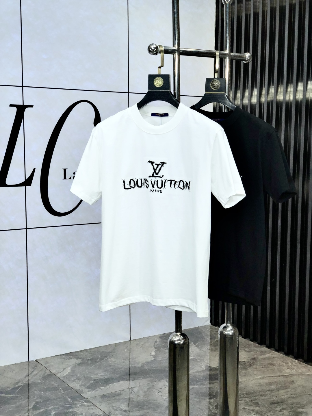 NO:449553,.Lv.2025 spring and summer new style first-time counter latest short-sleeved round-neck T-shirt, high-end customization, avant-garde and fashionable design!  Brand logo heavy craft design, high-end customized mercerated cloud cotton fabric. It feels soft and comfortable to wear. C counter-level exquisite car line. P fine workmanship. The upper body effect is invincible and handsome!  A must-have item for handsome men!  Count xs-L.s wear 175/130.,,louis vuitton,T-shirt,tees,t-shirt,alexander wang19860909.Lv.2025春夏新款首发专柜最新款短袖圆领T恤 高端订制 设计前卫时尚！品牌logo重工艺设计 高端定制丝光云朵棉面料.手感柔软.穿着舒适.c专柜级别精致车线.p做工精细.上身效果无敌帅气！型男必备单品！ 码数xs-L.s穿175/130.,,louis vuitton,T-shirt,tees，t-shirt,alexander wang,Men's clothing