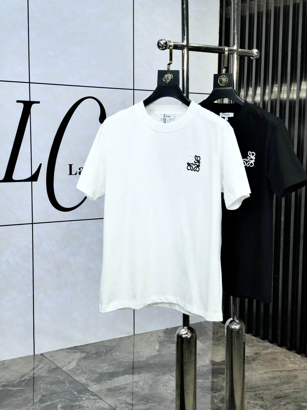 NO:449559,.Luo Yiwei. The latest short-sleeved round-neck T-shirt in the first 2025 spring and summer new style first-time counter, high-end customization, avant-garde and fashionable design!  Brand logo heavy craft design, high-end customized mercerated cloud cotton fabric. It feels soft and comfortable to wear. C counter-level exquisite car line. P fine workmanship. The upper body effect is invincible and handsome!  A must-have item for handsome men!  Count xs-L.s wear 175/130.,loewe,T-shirt,tees,t-shirt,alexander wang19860909.罗意威.2025春夏新款首发专柜最新款短袖圆领T恤 高端订制 设计前卫时尚！品牌logo重工艺设计 高端定制丝光云朵棉面料.手感柔软.穿着舒适.c专柜级别精致车线.p做工精细.上身效果无敌帅气！型男必备单品！ 码数xs-L.s穿175/130.,,loewe,T-shirt,tees，t-shirt,alexander wang,Men's clothing