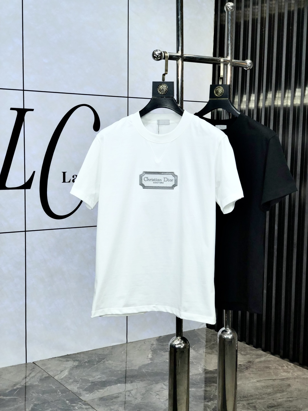 NO:449510,.Dior.2025 spring and summer new style first-time counter latest short-sleeved round-neck T-shirt, high-end customization, avant-garde and fashionable design!  Brand logo heavy craft design, high-end customized mercerated cloud cotton fabric. It feels soft and comfortable to wear. C counter-level exquisite car line. P fine workmanship. The upper body effect is invincible and handsome!  A must-have item for handsome men!  Count xs-L.s wear 175/130.,dior,T-shirt,tees,t-shirt,alexander wang19860909.Dior.2025春夏新款首发专柜最新款短袖圆领T恤 高端订制 设计前卫时尚！品牌logo重工艺设计 高端定制丝光云朵棉面料.手感柔软.穿着舒适.c专柜级别精致车线.p做工精细.上身效果无敌帅气！型男必备单品！ 码数xs-L.s穿175/130.,,dior,T-shirt,tees，t-shirt,alexander wang,Men's clothing