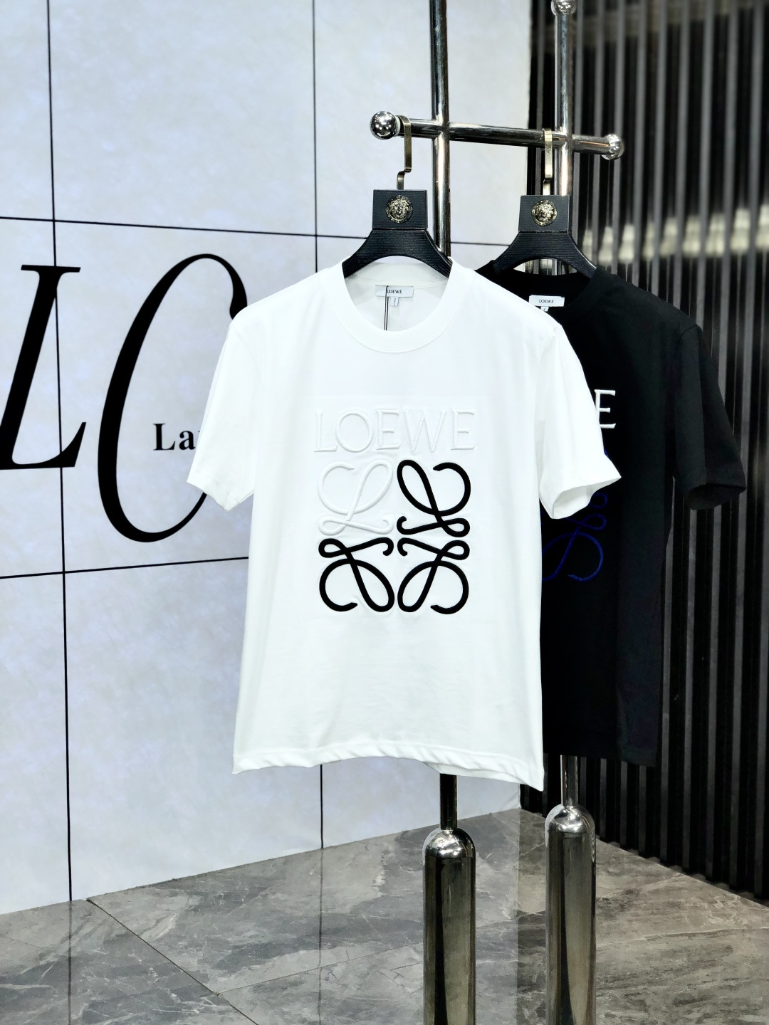 NO:449514,.Luo Yiwei. The latest short-sleeved round-neck T-shirt in the first 2025 spring and summer new style first-time counter, high-end customization, avant-garde and fashionable design!  Brand logo heavy craft design, high-end customized mercerated cloud cotton fabric. It feels soft and comfortable to wear. C counter-level exquisite car line. P fine workmanship. The upper body effect is invincible and handsome!  A must-have item for handsome men!  Count xs-L.s wear 175/130.,loewe,T-shirt,tees,t-shirt,alexander wang19860909.罗意威.2025春夏新款首发专柜最新款短袖圆领T恤 高端订制 设计前卫时尚！品牌logo重工艺设计 高端定制丝光云朵棉面料.手感柔软.穿着舒适.c专柜级别精致车线.p做工精细.上身效果无敌帅气！型男必备单品！ 码数xs-L.s穿175/130.,,loewe,T-shirt,tees，t-shirt,alexander wang,Men's clothing