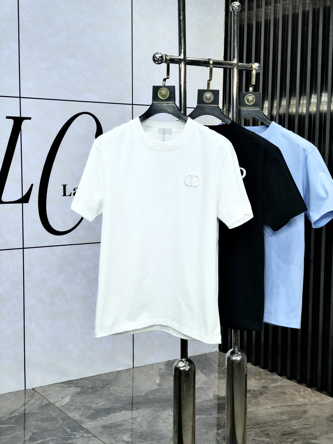 NO:449519,.Dior.2025 spring and summer new style first-time counter latest short-sleeved round-neck T-shirt, high-end customization, avant-garde and fashionable design!  Brand logo heavy craft design, high-end customized mercerated cloud cotton fabric. It feels soft and comfortable to wear. C counter-level exquisite car line. P fine workmanship. The upper body effect is invincible and handsome!  A must-have item for handsome men!  Count xs-L.s wear 175/130.,dior,T-shirt,tees,t-shirt,alexander wang19860909.Dior.2025春夏新款首发专柜最新款短袖圆领T恤 高端订制 设计前卫时尚！品牌logo重工艺设计 高端定制丝光云朵棉面料.手感柔软.穿着舒适.c专柜级别精致车线.p做工精细.上身效果无敌帅气！型男必备单品！ 码数xs-L.s穿175/130.,,dior,T-shirt,tees，t-shirt,alexander wang,Men's clothing